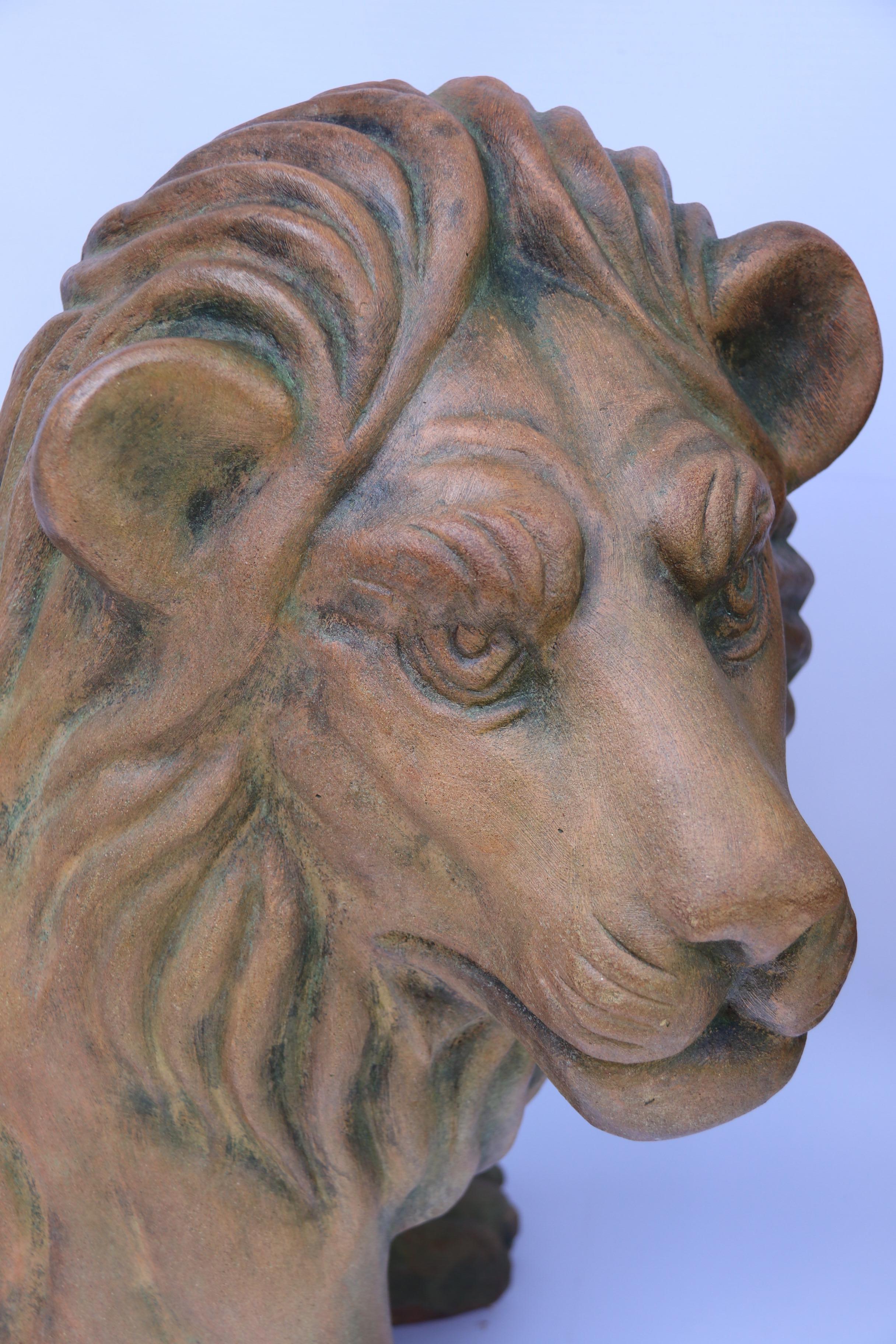 Terracotta Coppia di leoni classici seduti in terracotta italiana, 1910 circa in vendita