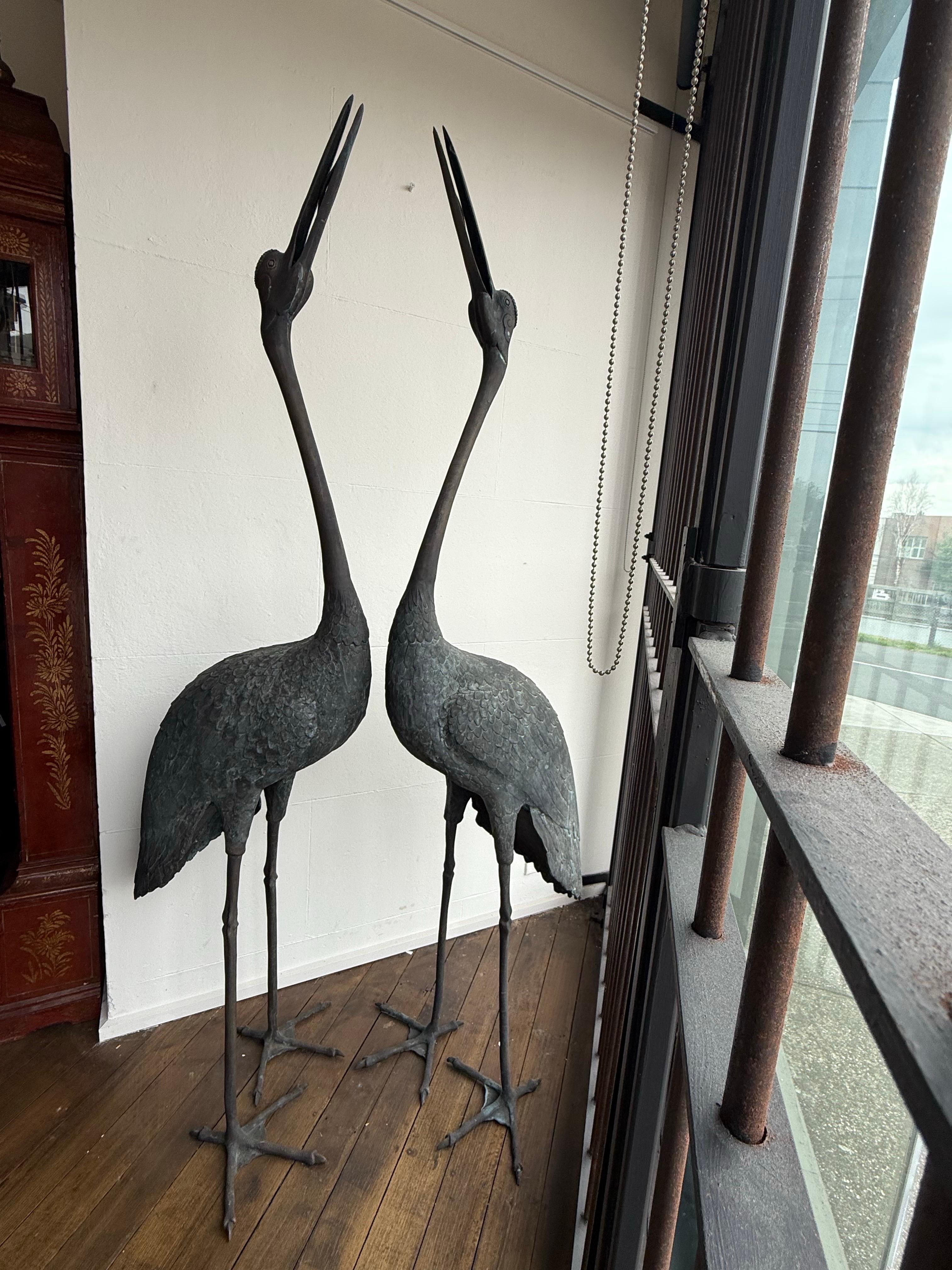 Japonais Grande paire de grues japonaises en bronze coulé de style Edo en vente
