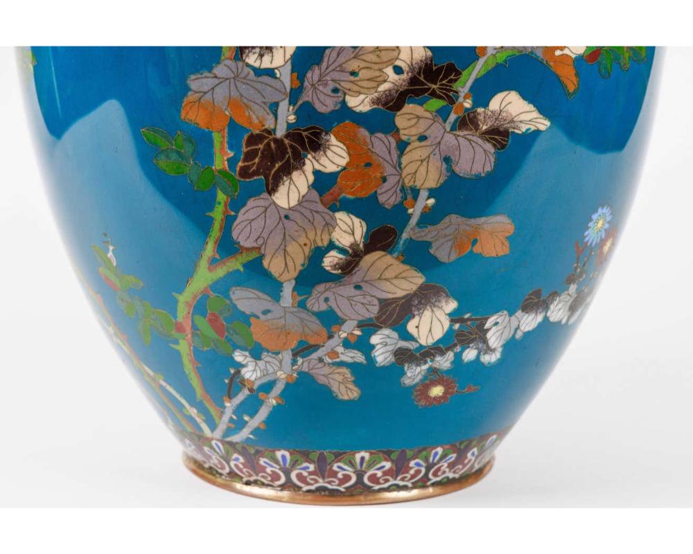 Großes Paar japanischer Vasen und Deckel aus Cloisonné-Emaille mit blauer Umrandung und blauer Glasur, Meiji im Angebot 6