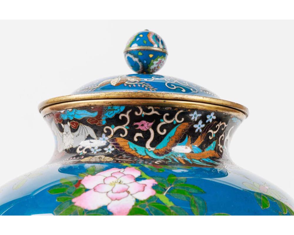 Großes Paar japanischer Vasen und Deckel aus Cloisonné-Emaille mit blauer Umrandung und blauer Glasur, Meiji im Angebot 7
