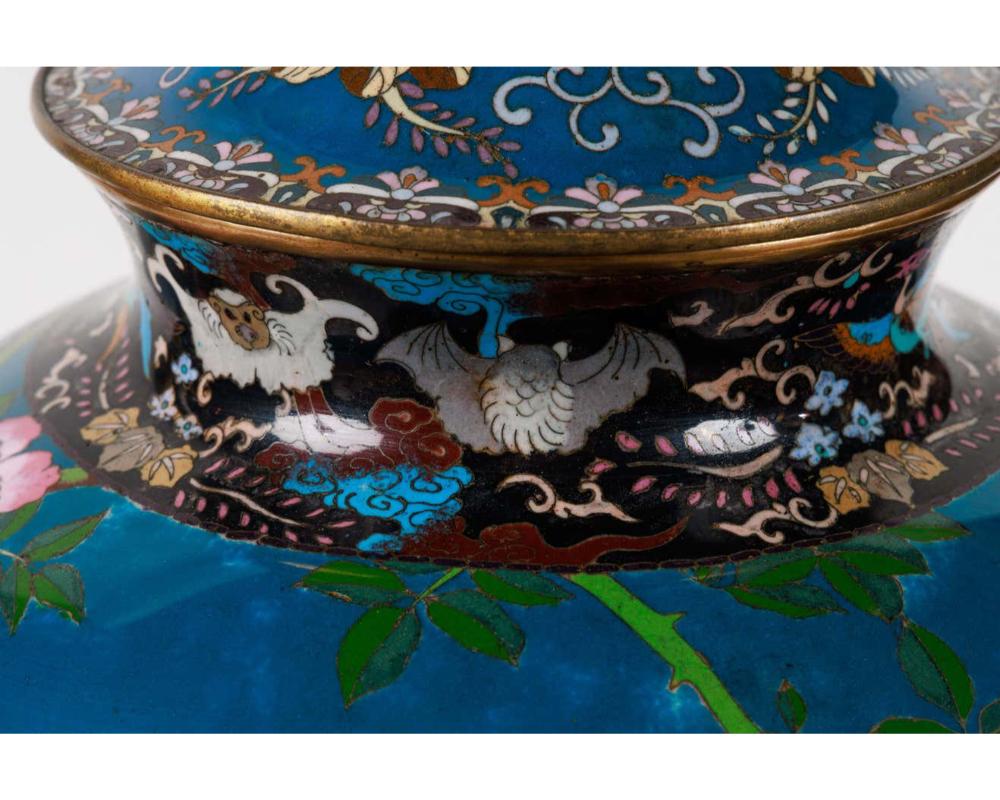 Großes Paar japanischer Vasen und Deckel aus Cloisonné-Emaille mit blauer Umrandung und blauer Glasur, Meiji im Angebot 13