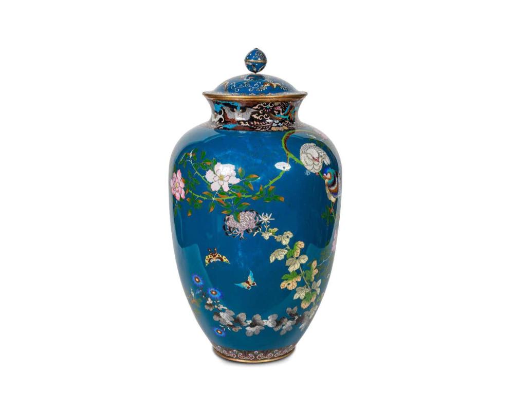 Ein großes Paar japanischer Vasen und Deckel aus blaugeschliffener Cloisonne-Emaille, Meiji-Zeit.

Ein dekoratives Paar Cloisonne-Emaille-Vasen, die Körper mit bunten Vögeln, Schmetterlingen, Bäumen und Blumen verziert, die Hälse mit Fledermäusen