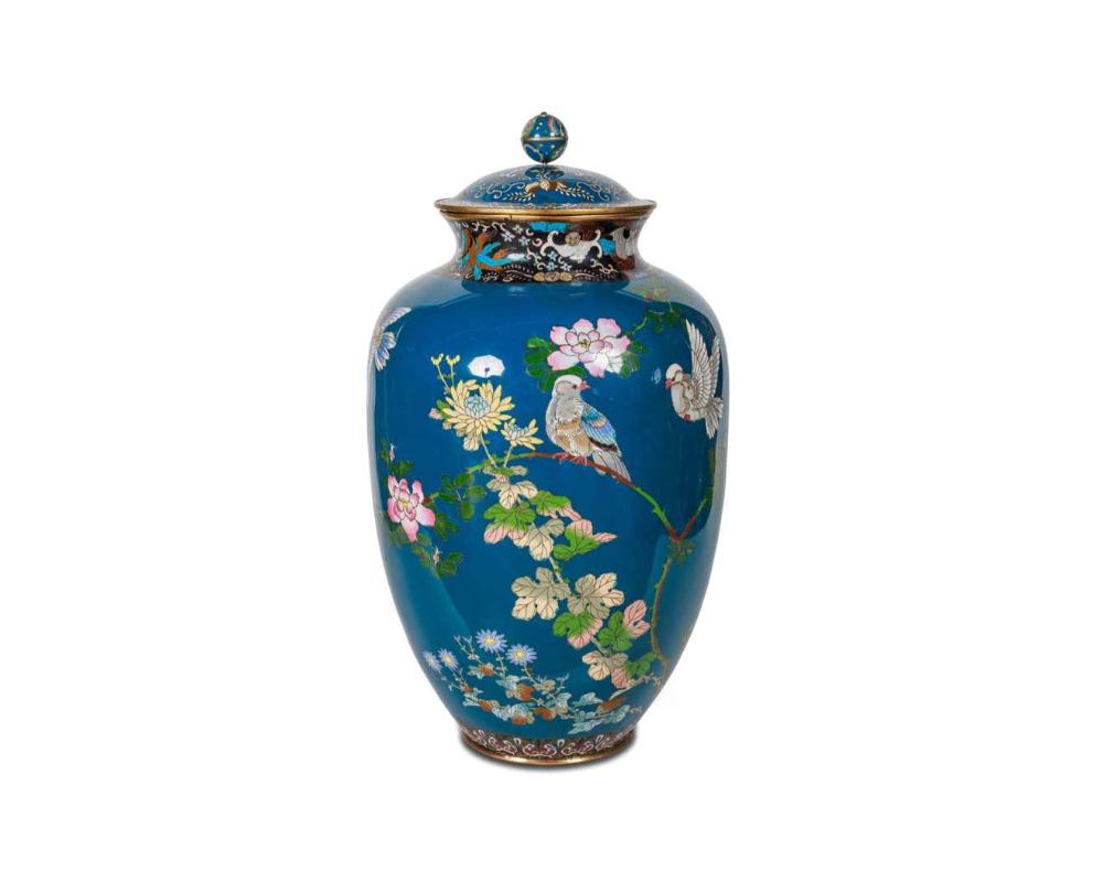 Großes Paar japanischer Vasen und Deckel aus Cloisonné-Emaille mit blauer Umrandung und blauer Glasur, Meiji (Meiji-Periode) im Angebot