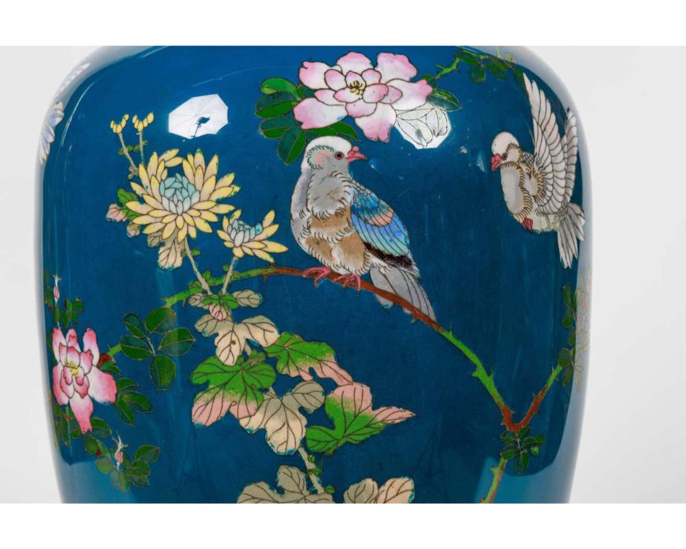 XX secolo Grande coppia di vasi e coperchi giapponesi in smalto cloisonne a fondo blu, Meiji in vendita