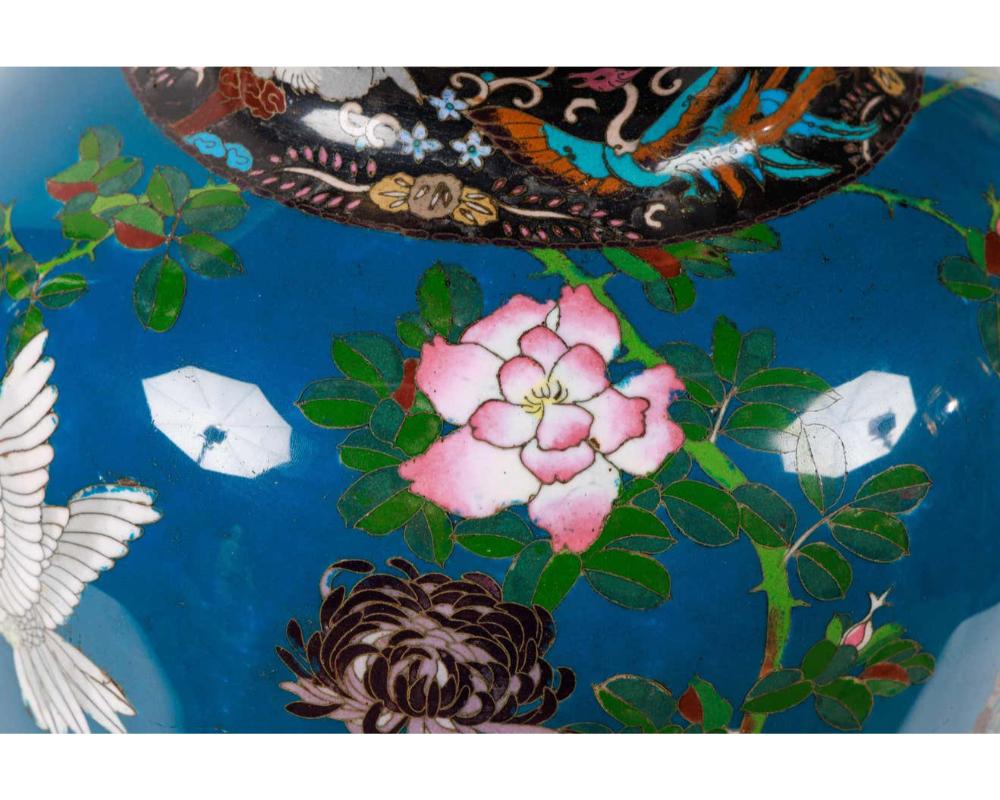 Großes Paar japanischer Vasen und Deckel aus Cloisonné-Emaille mit blauer Umrandung und blauer Glasur, Meiji im Angebot 3