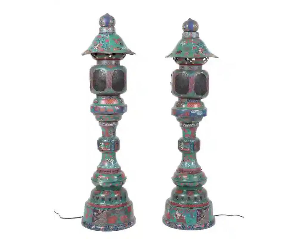 Grande paire de lanternes japonaises en émail cloisonné attribuées à Kaji Tsunekichi Bon état - En vente à New York, NY
