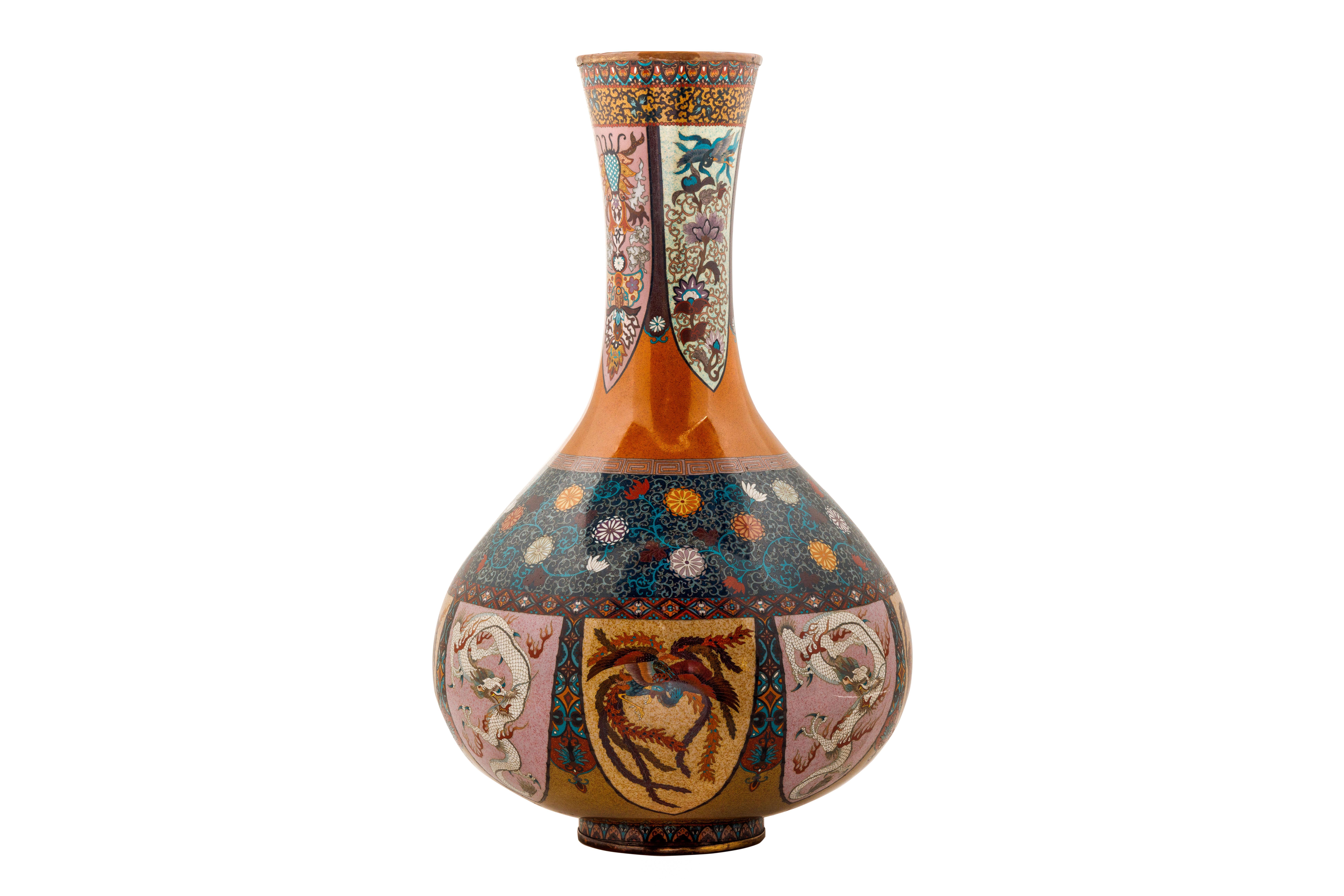 Ein großes Paar japanischer Vasen aus Cloisonne-Emaille, Honda Yasaburo zugeschrieben, 19.

Die Vasen sind mit Vögeln, Phönix, Drachen, Lotus- und Paulownienblüten sowie dem traditionellen japanischen Karakusa-Muster verziert und in den satten