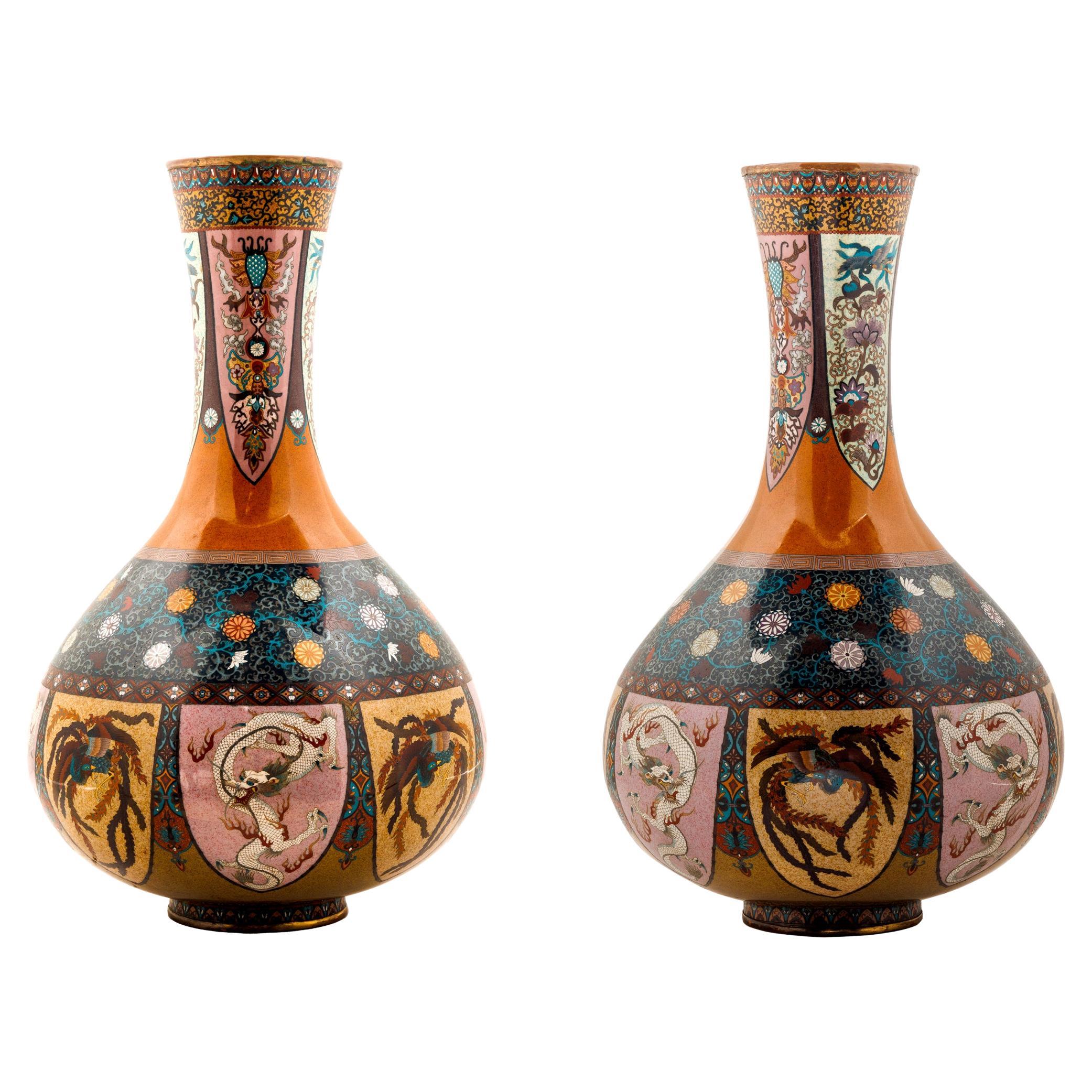 Gran pareja de jarrones japoneses de esmalte cloisonné atribuidos a Honda Yasaburo
