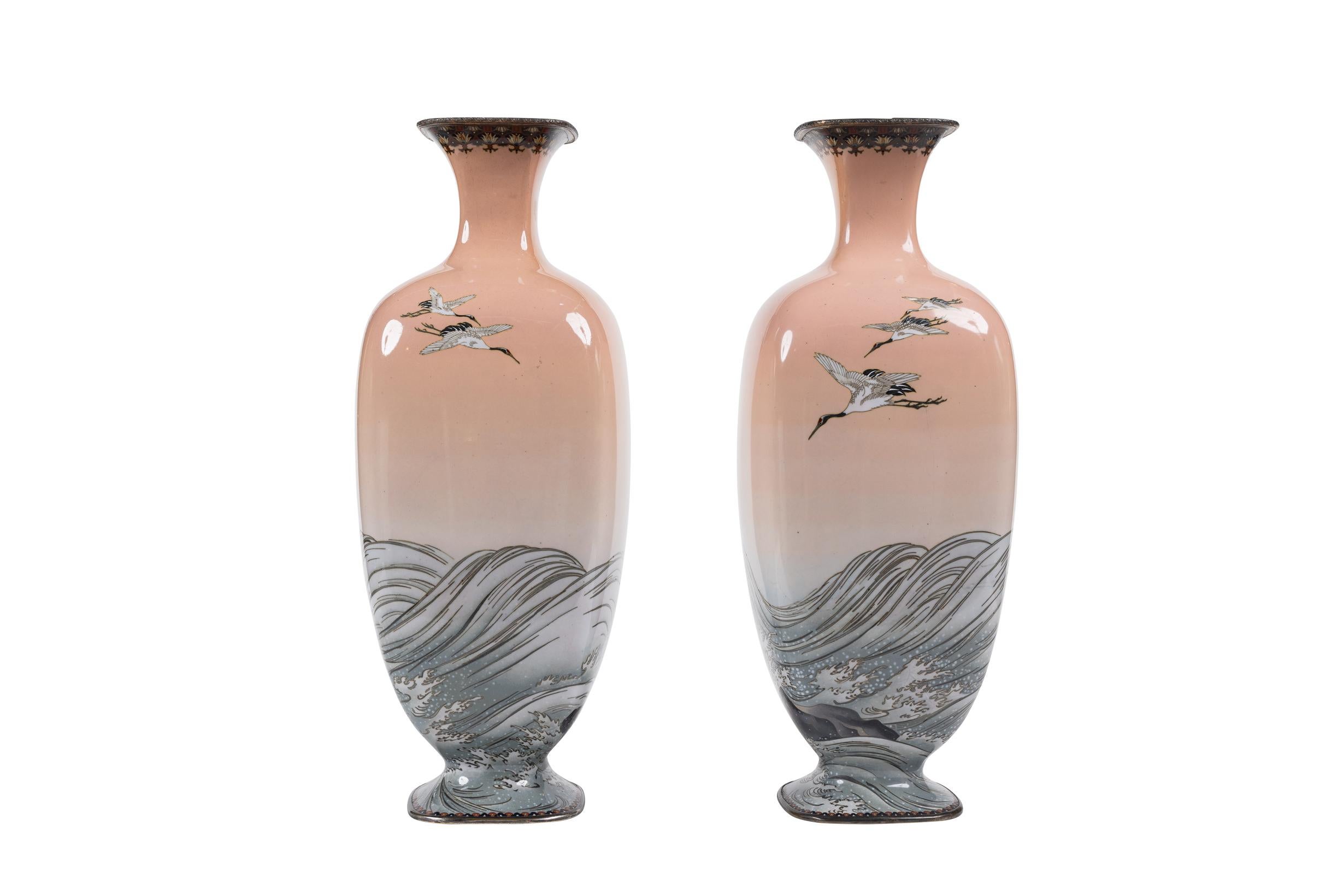 Meiji Paire de grands vases japonais en cloisonné rose avec coucher de soleil et grues en vente