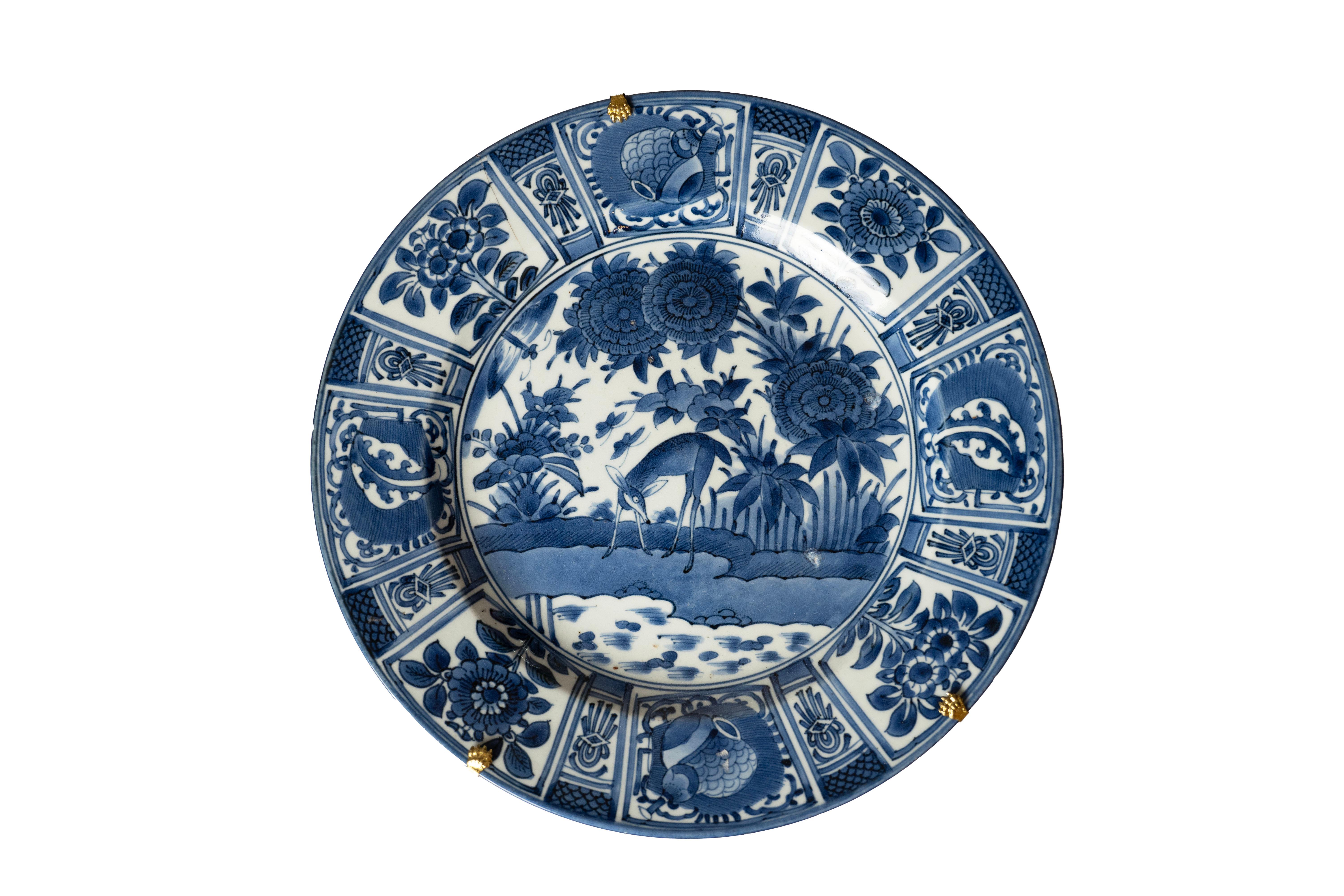 Pareja de platos de porcelana Kraak con decoración monocroma azul, Circa Siglo XVII.  Este hermoso par de platos Kraak están pintados a mano y decorados en azul cobalto bajo vidriado. ¡La calidad de cada plato es fantástica!  Cada una con un ciervo