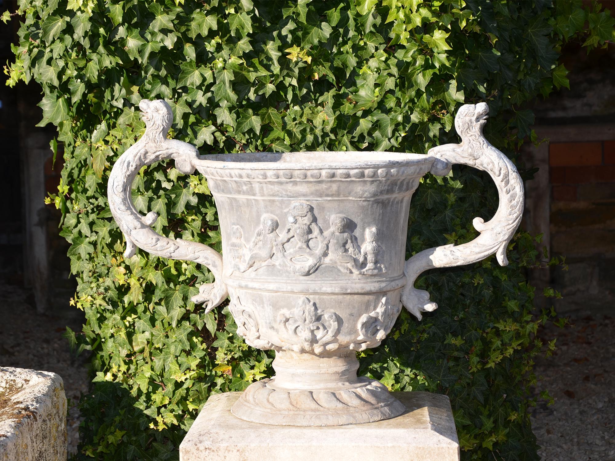 Large Pair of Early 20th Century Lead Urns In Good Condition For Sale In Cheltenham, Gloucestershire