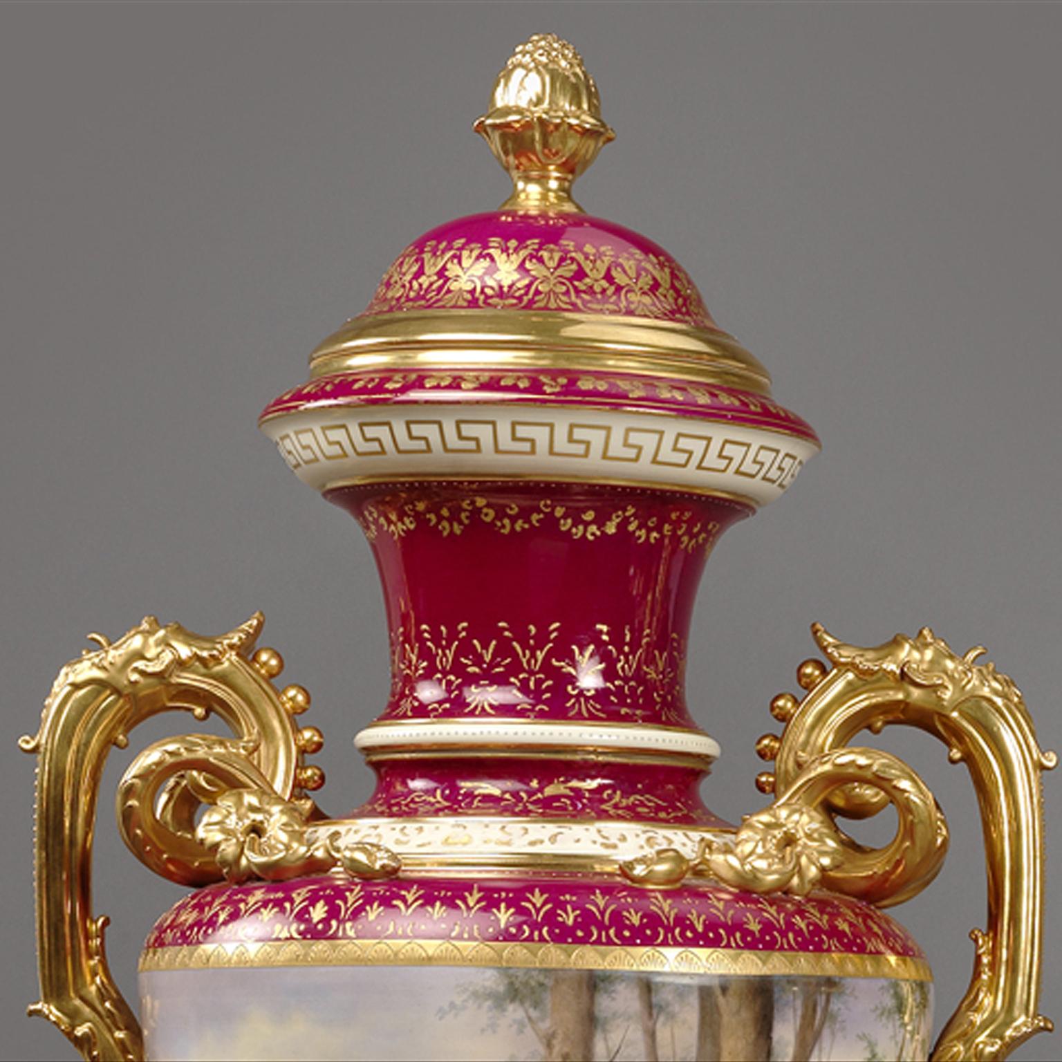 Paire de grands vases d'exposition en porcelaine de Vienne à fond magenta, datant d'environ 1900 Bon état - En vente à Brighton, West Sussex