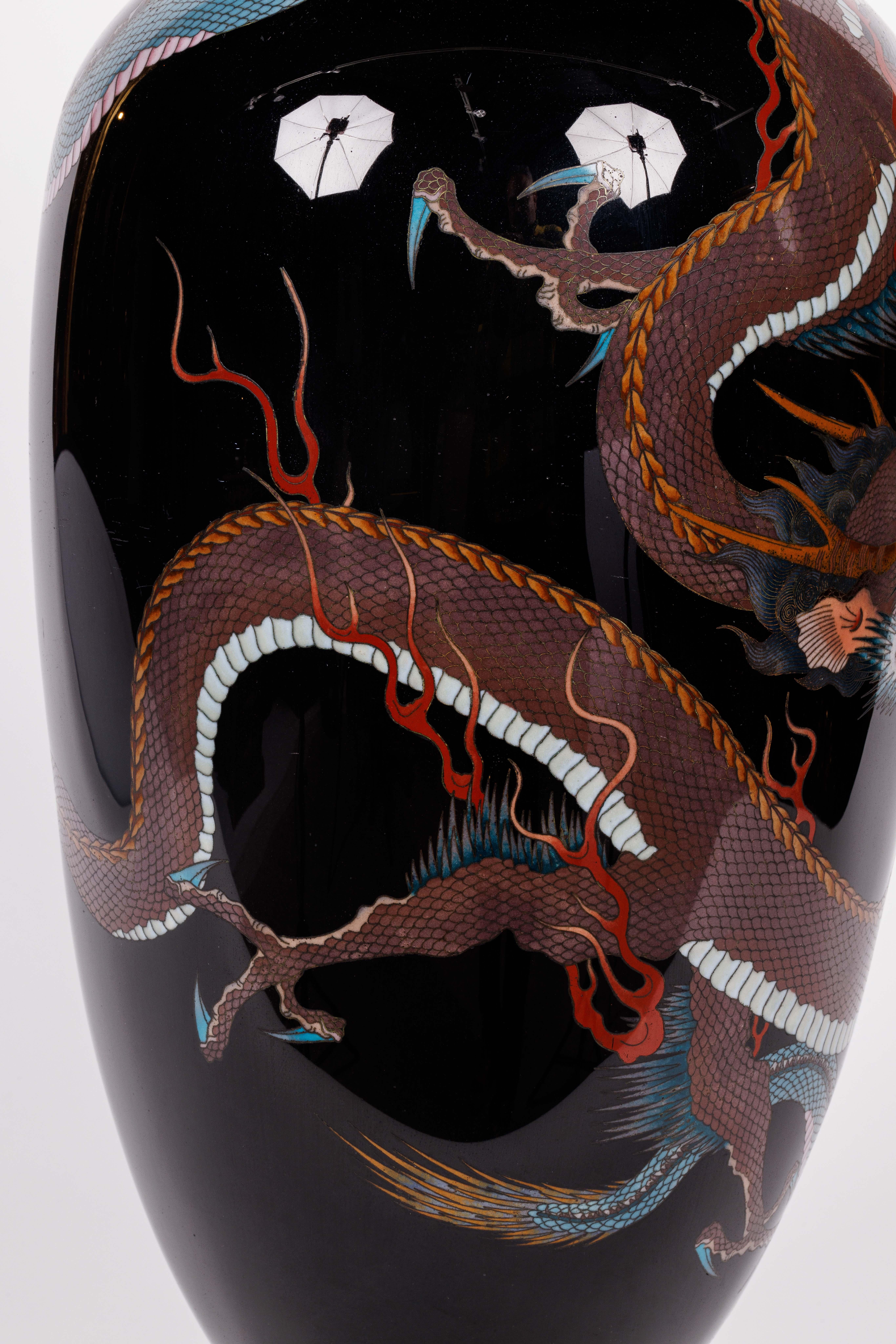 Grande paire de vases japonais à double dragon en émail cloisonné de la période Meiji en vente 5