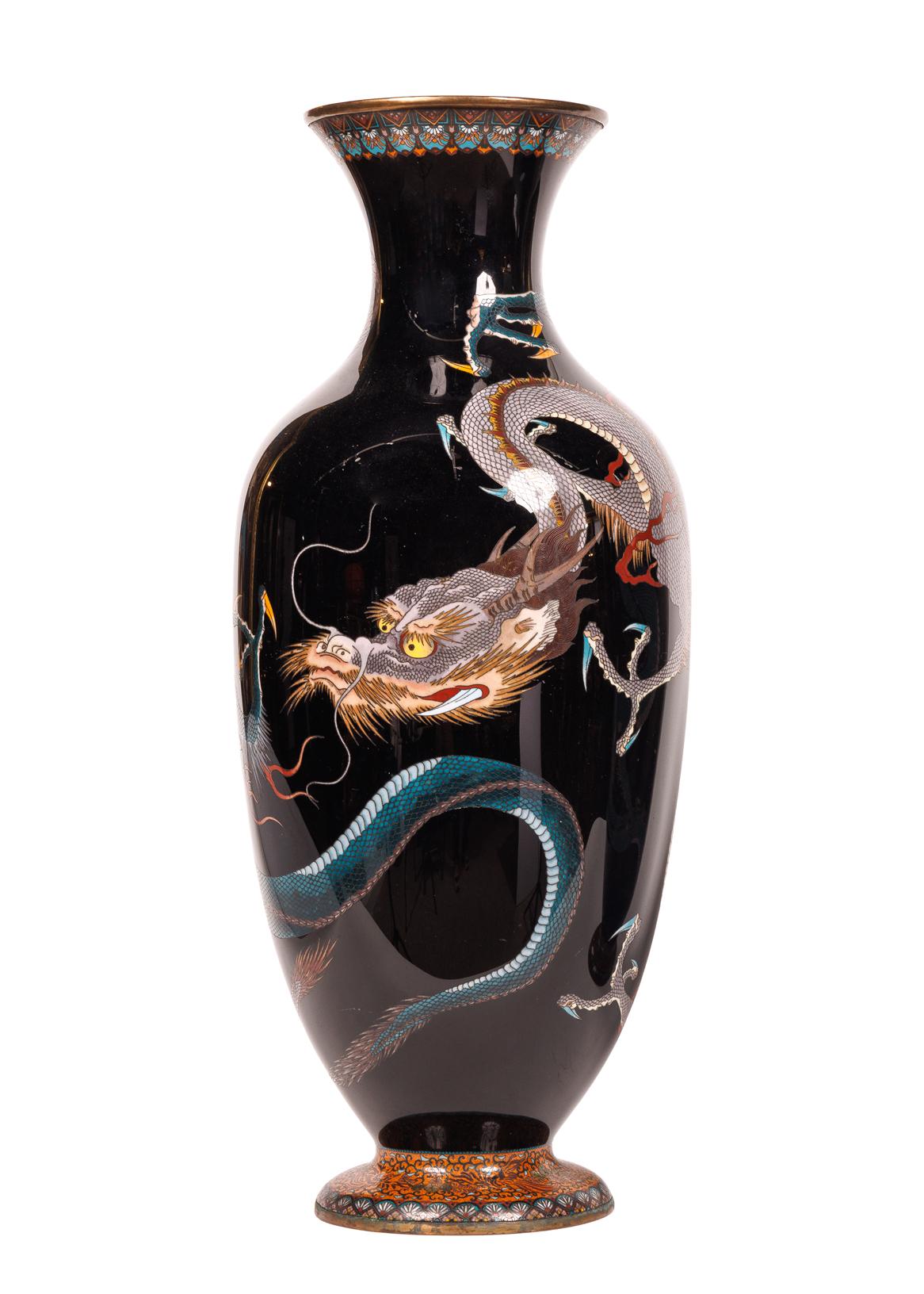 Grande paire de vases à double dragon en émail cloisonné de la période Meiji, 19e siècle.

Les vases dragon en émail cloisonné japonais sont très recherchés par les collectionneurs et les amateurs d'art du monde entier. Ces vases ont été fabriqués
