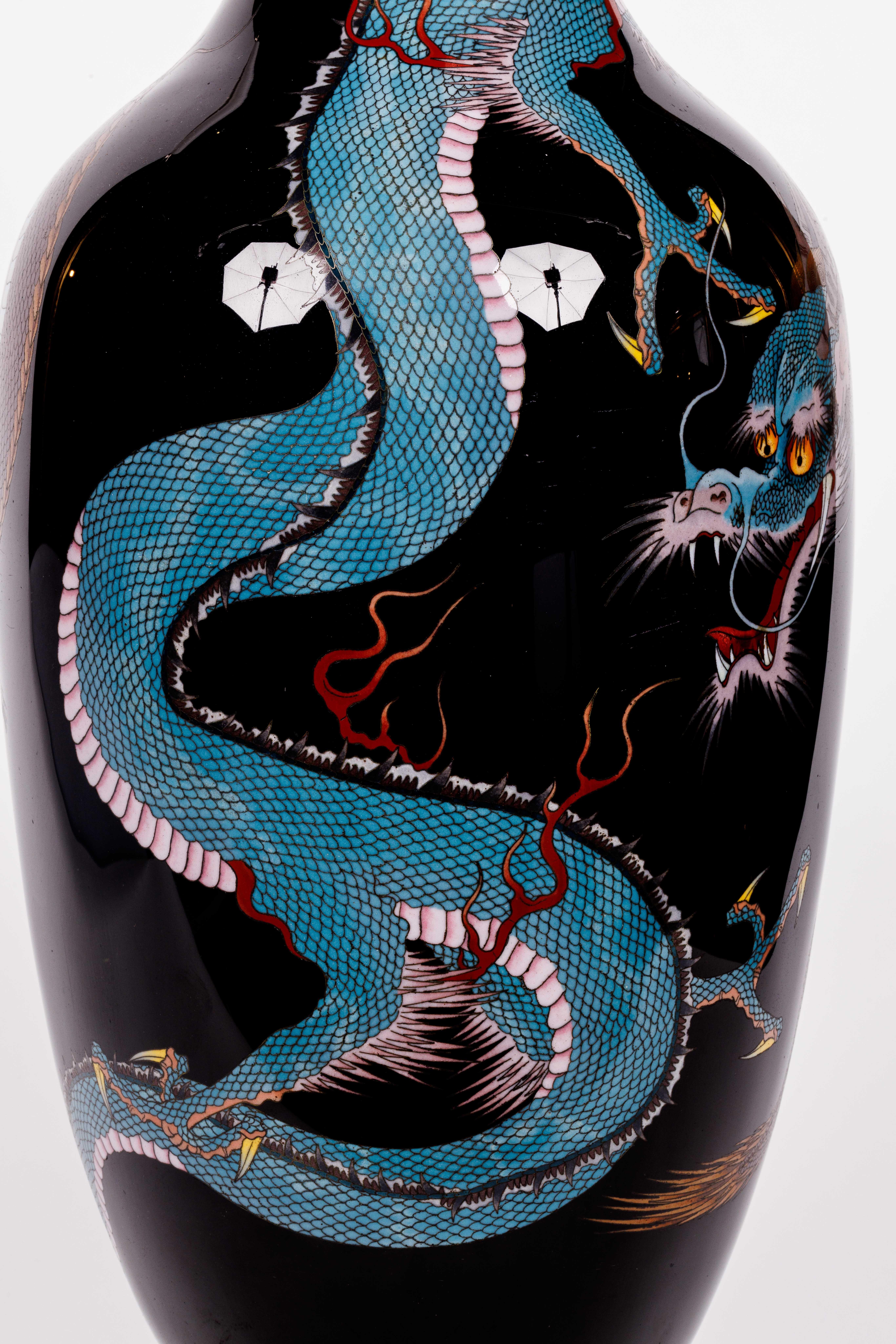 Cuivre Grande paire de vases japonais à double dragon en émail cloisonné de la période Meiji en vente