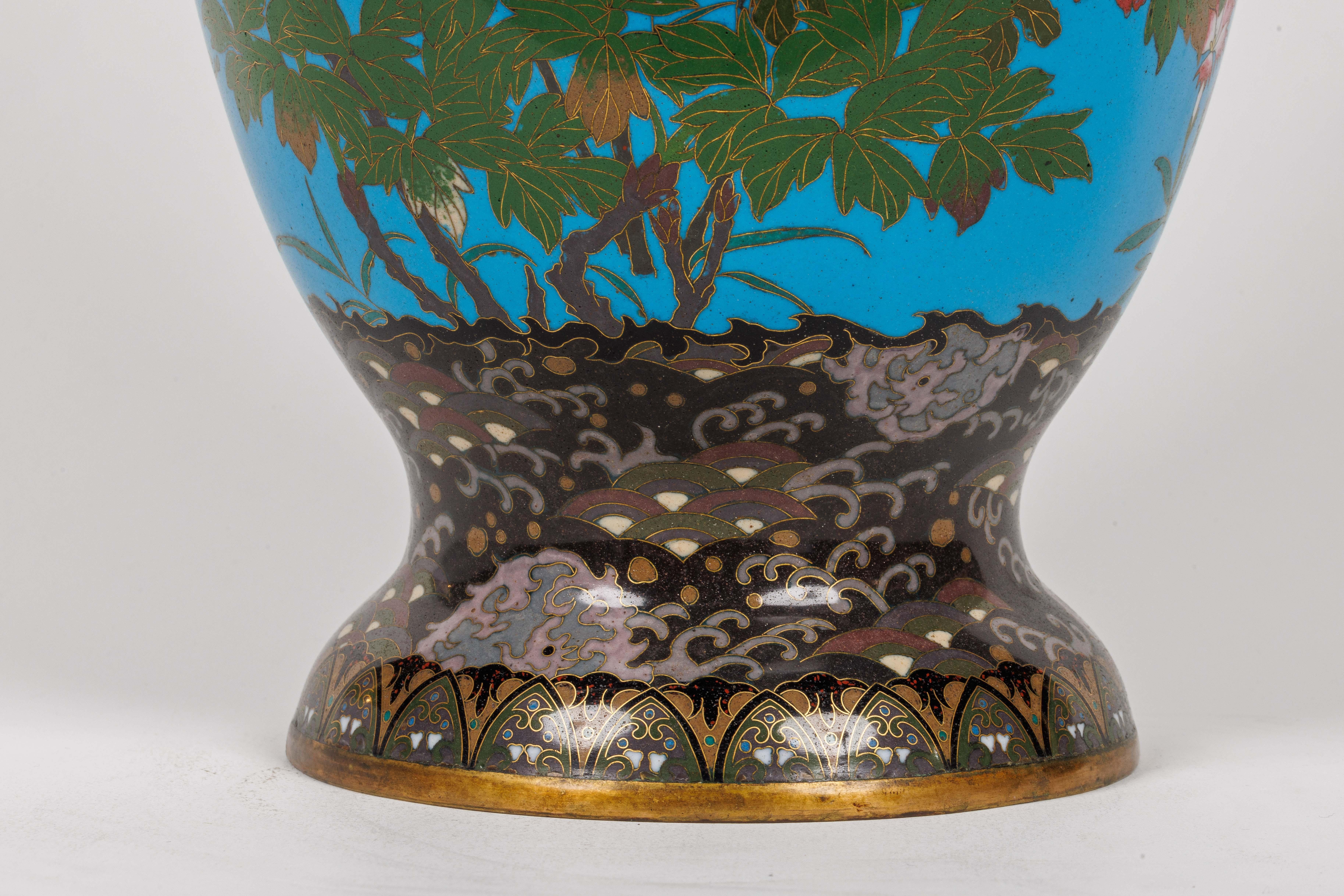 Gran Pareja de Jarrones Japoneses de Esmalte Cloisonné del Periodo Meiji Atribuidos a Goto en venta 7