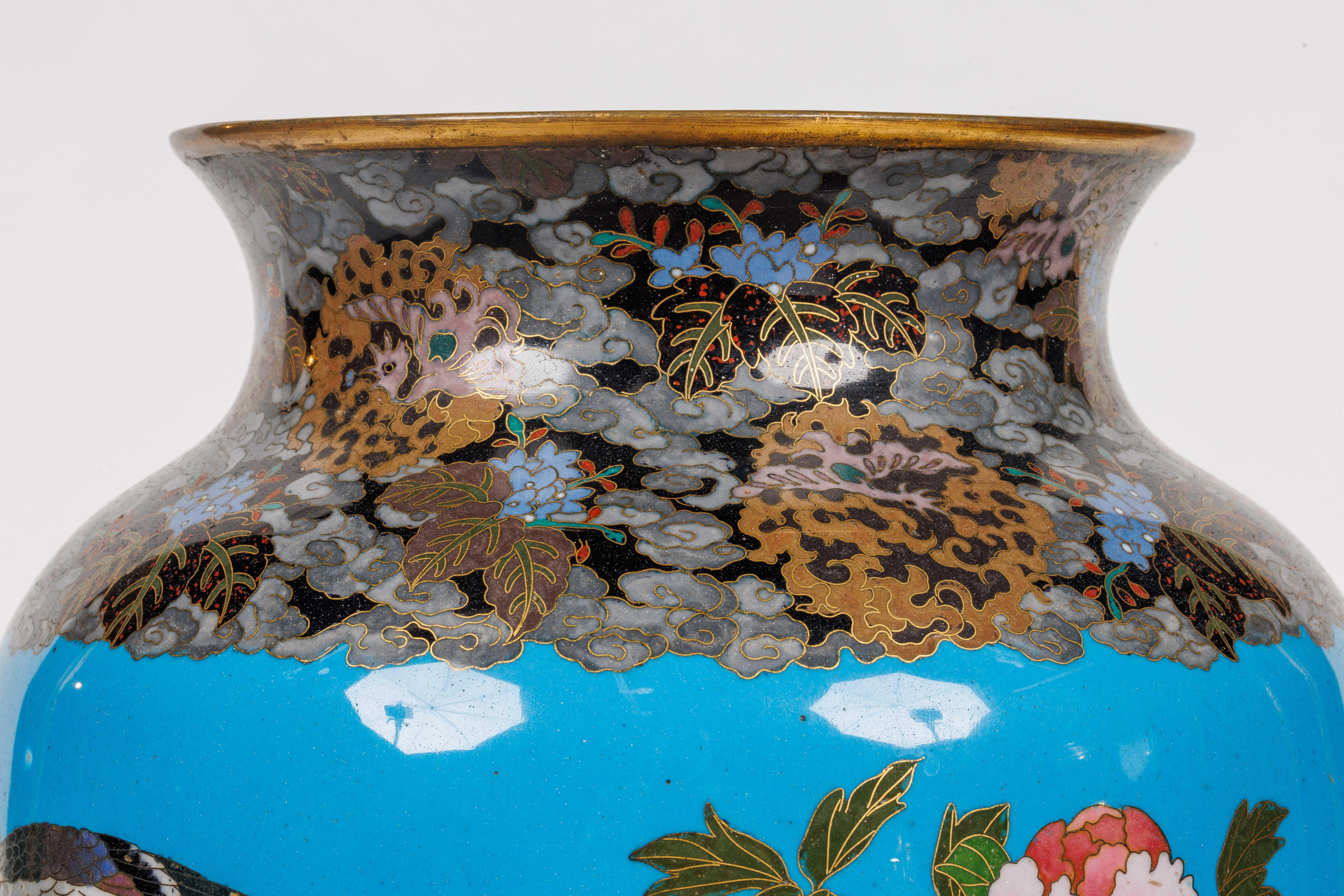 Gran Pareja de Jarrones Japoneses de Esmalte Cloisonné del Periodo Meiji Atribuidos a Goto en venta 11