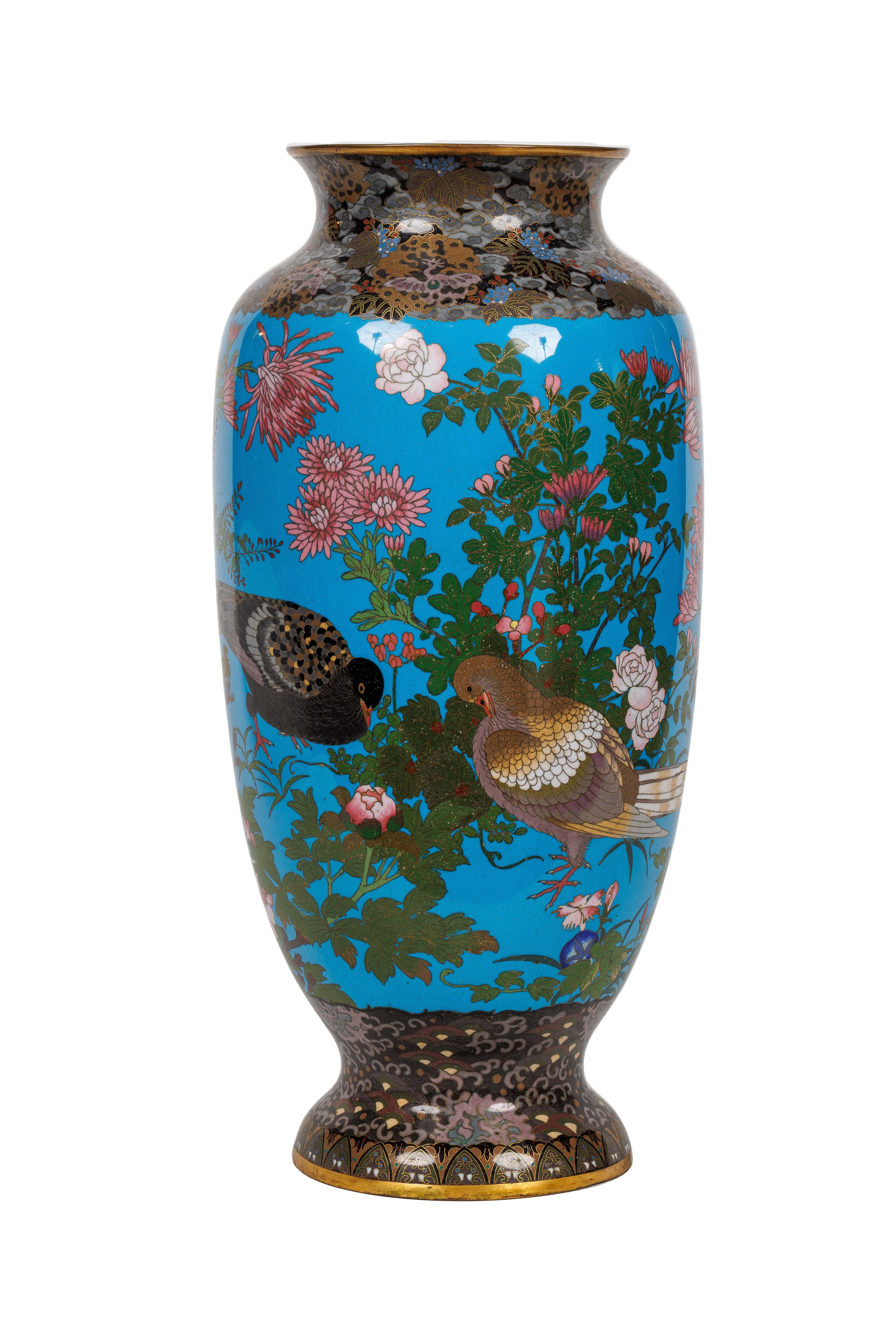 Une grande paire de vases en émail cloisonné japonais de la période Meiji, attribués à Goto Seizaburo, 19e siècle.

Ces vases ont été fabriqués pendant la période Meiji (1868-1912) au Japon et se caractérisent par leur fond en émail bleu avec des