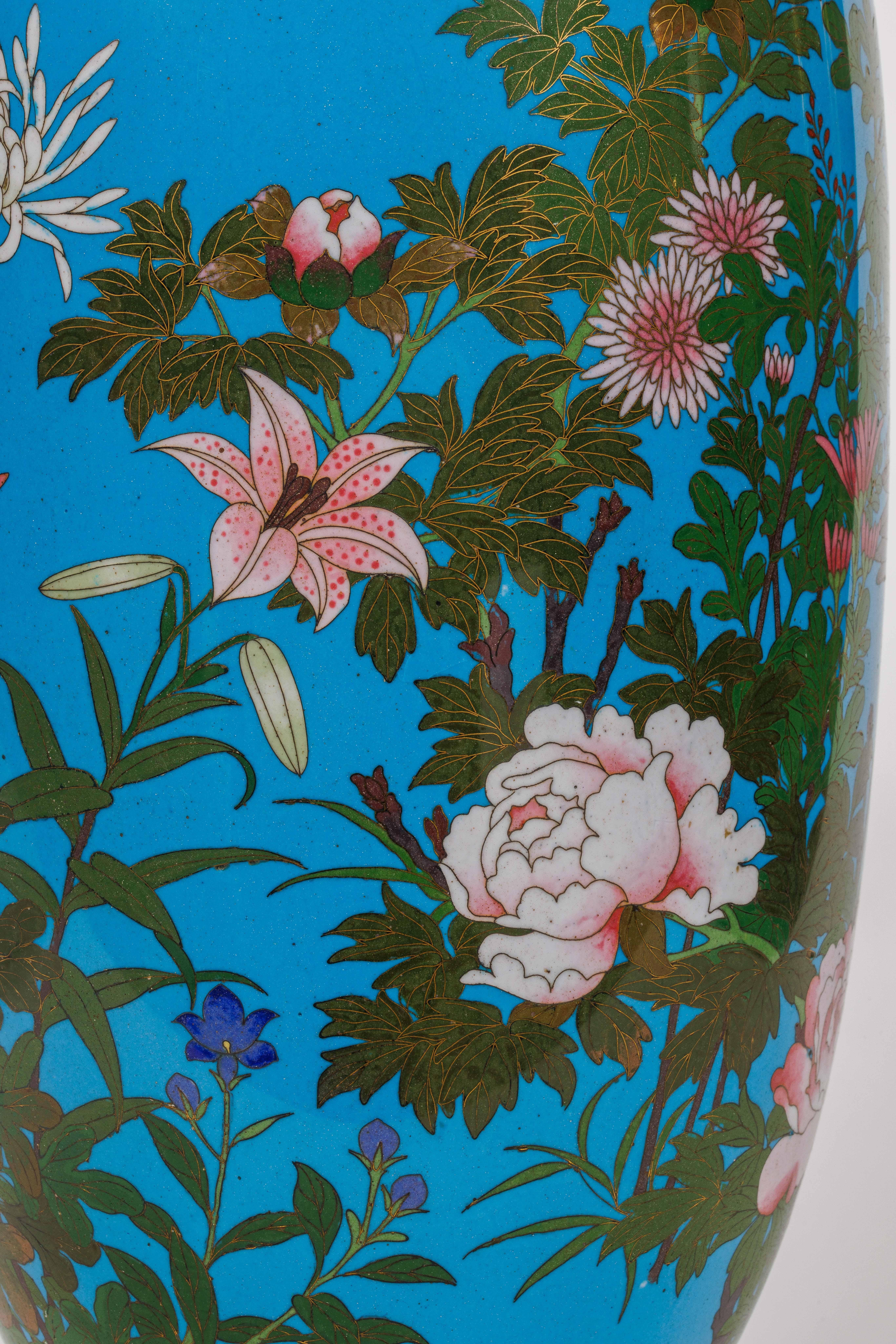 Cuivre Paire de grands vases japonais en émail cloisonné de la période Meiji attribués à Goto  en vente