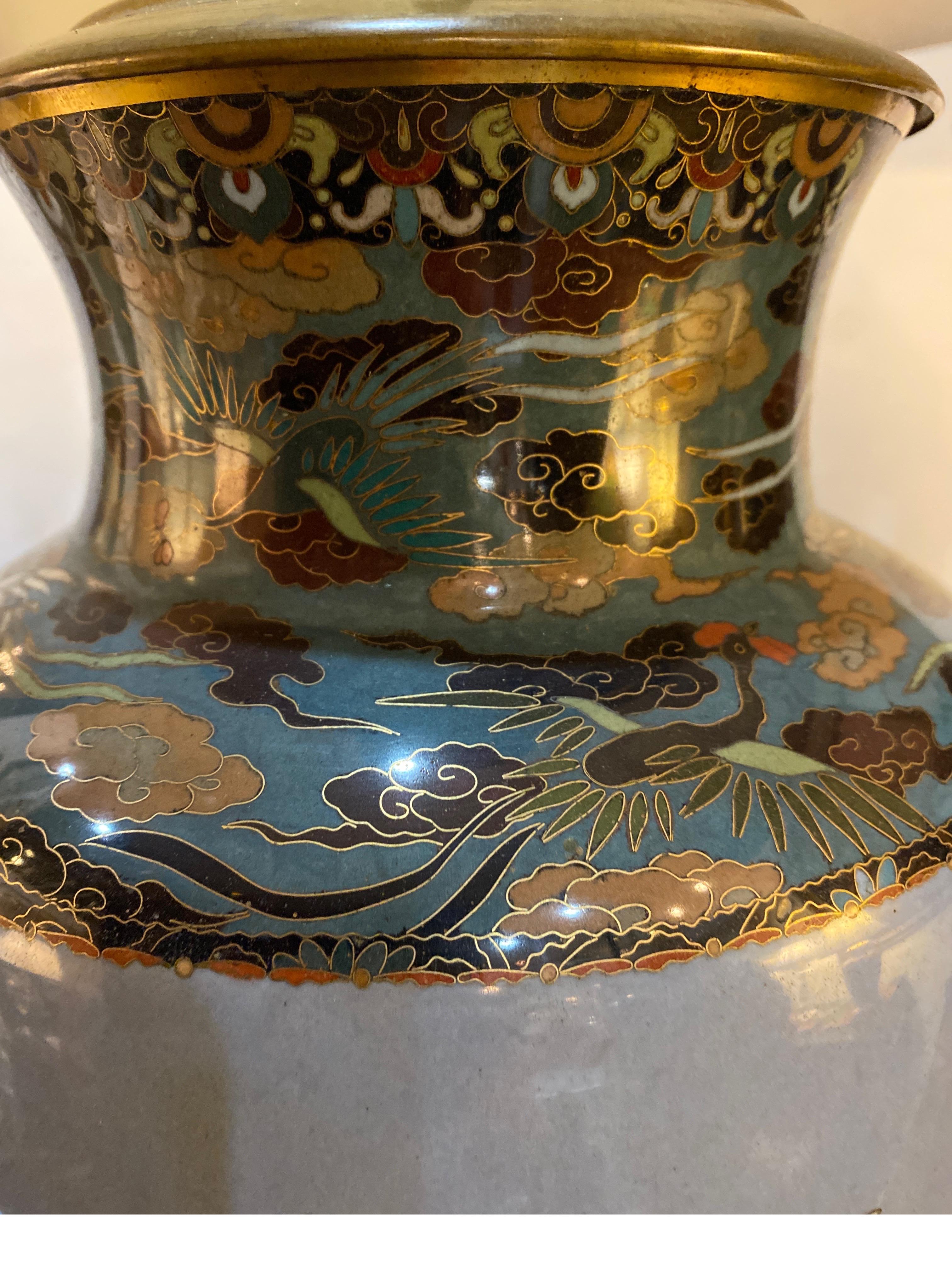 20ième siècle Grande paire de grandes lampes japonaises en cloisonné de la période Meiji-Showa