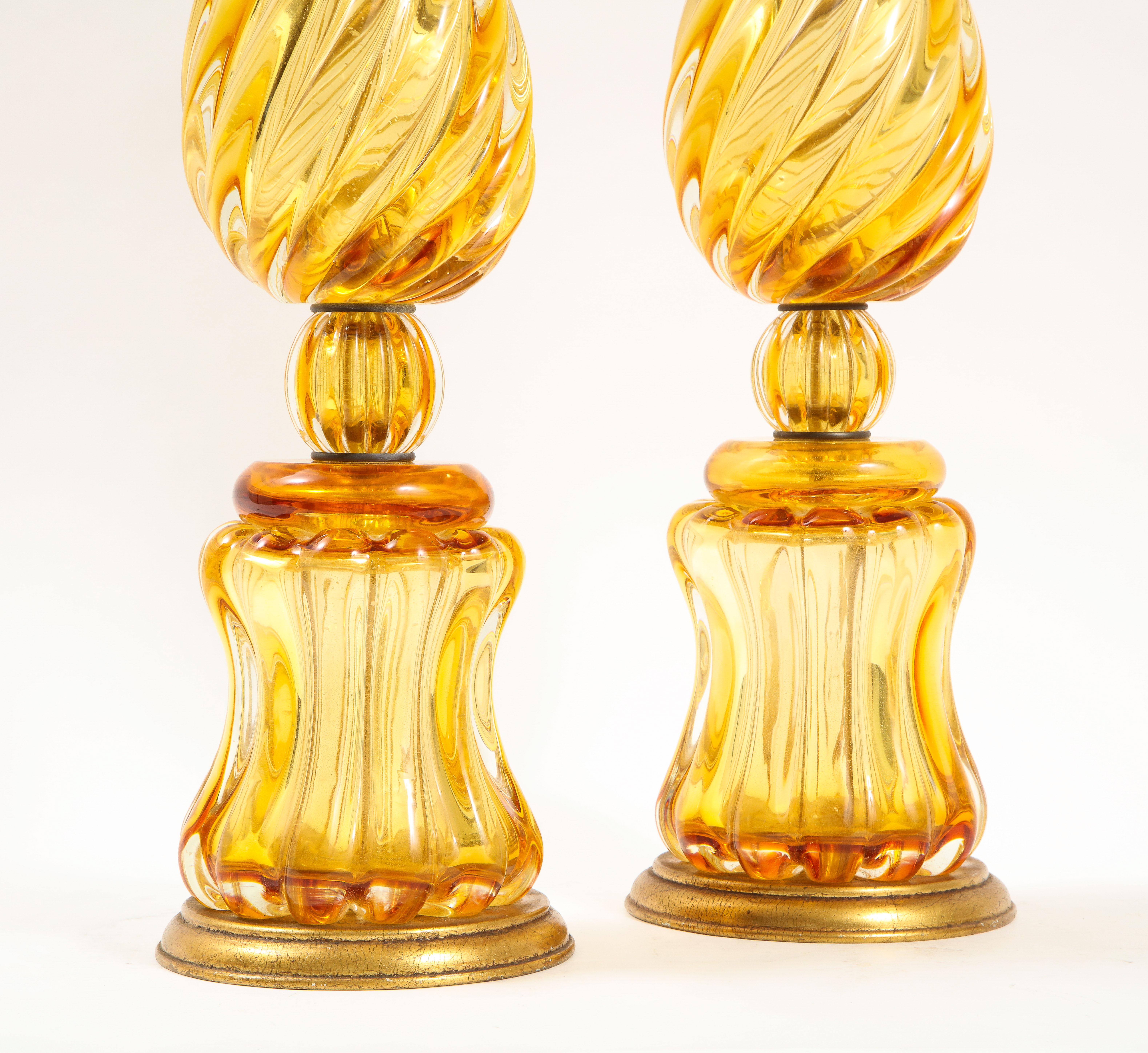Milieu du XXe siècle Grande paire de lampes italiennes en cristal de Murano de couleur ambre, mi-siècle moderne en vente