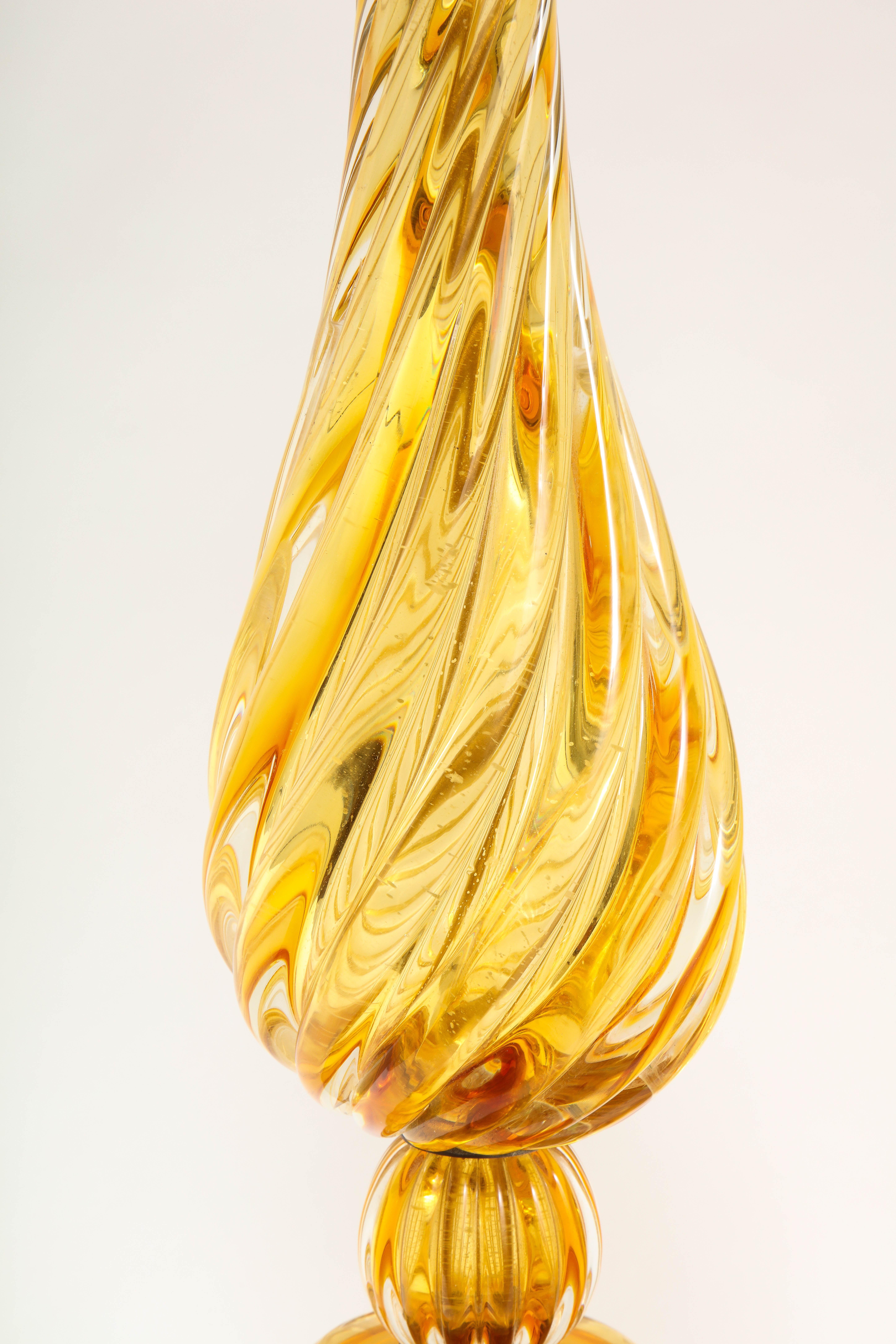 Grande paire de lampes italiennes en cristal de Murano de couleur ambre, mi-siècle moderne en vente 1