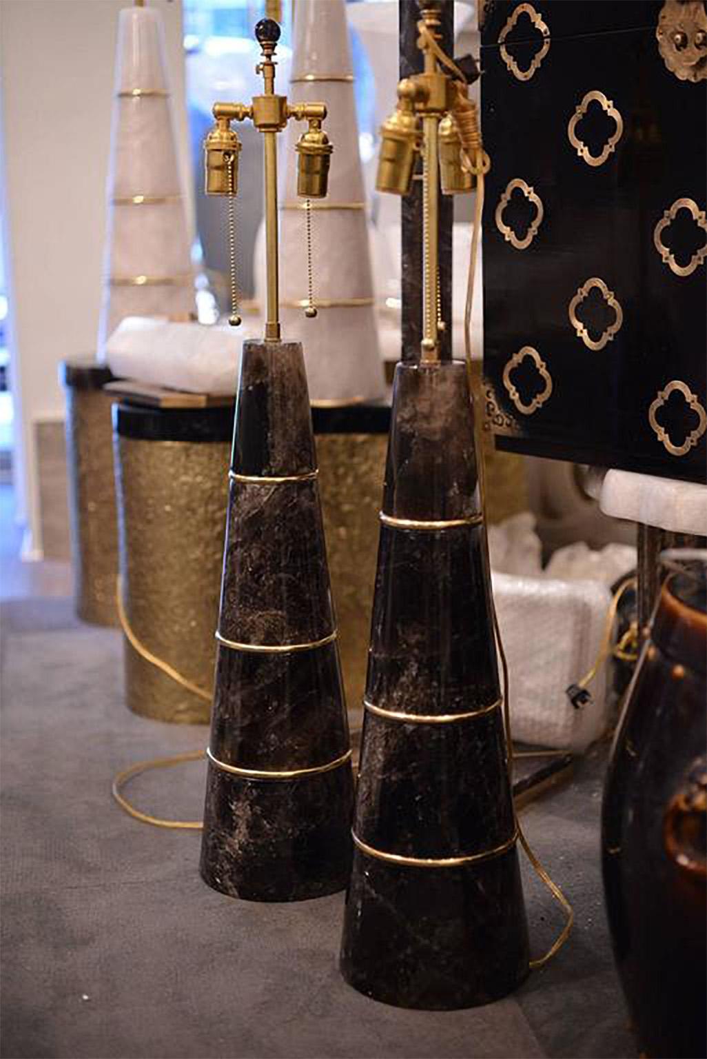 Grande paire de lampes modernes en quartz et cristal de roche foncé Excellent état - En vente à New York, NY