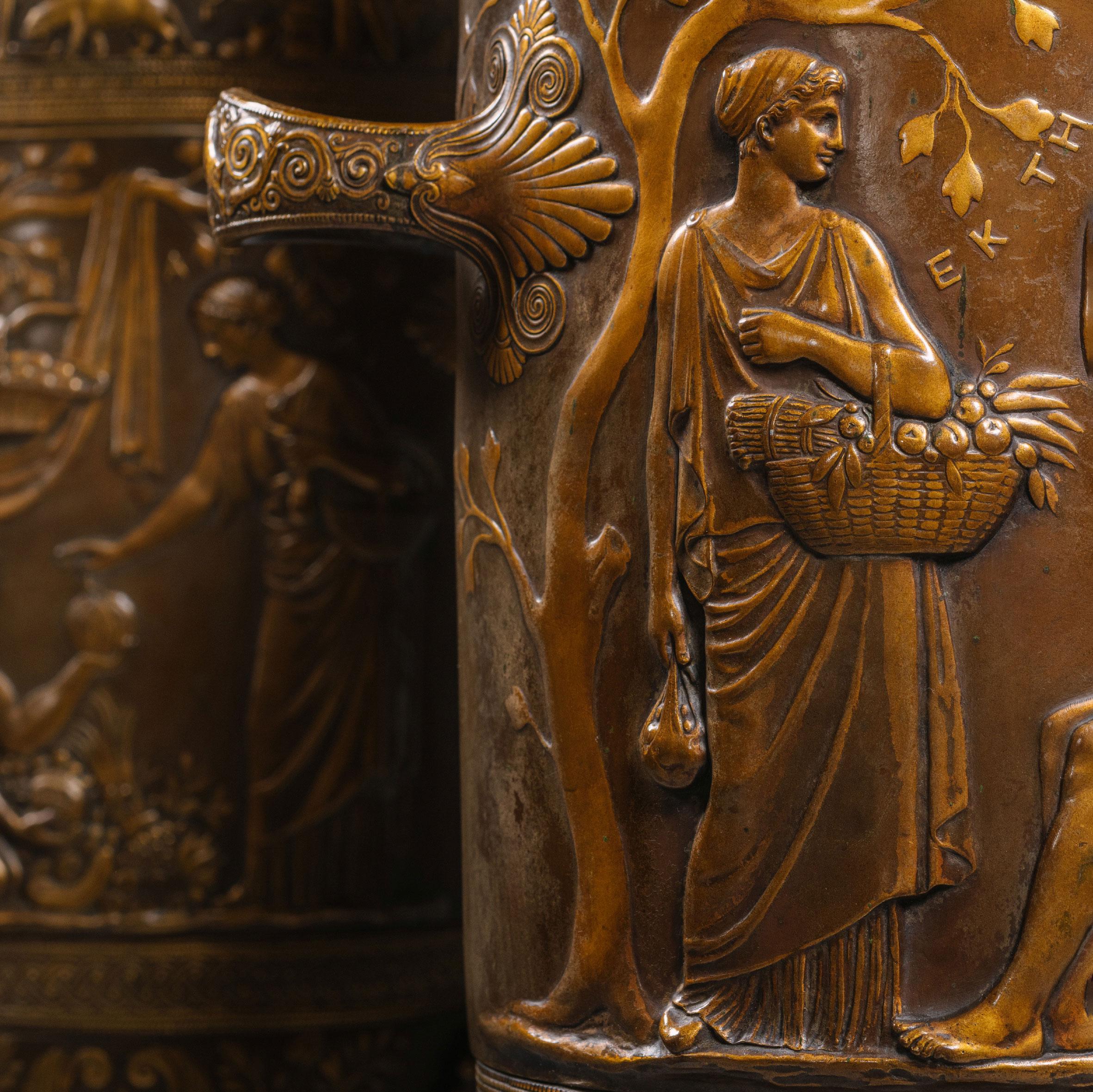 Großes Paar vergoldeter und patinierter Bronze-Amphora-Vasen aus der Neogräzistik im Angebot 6
