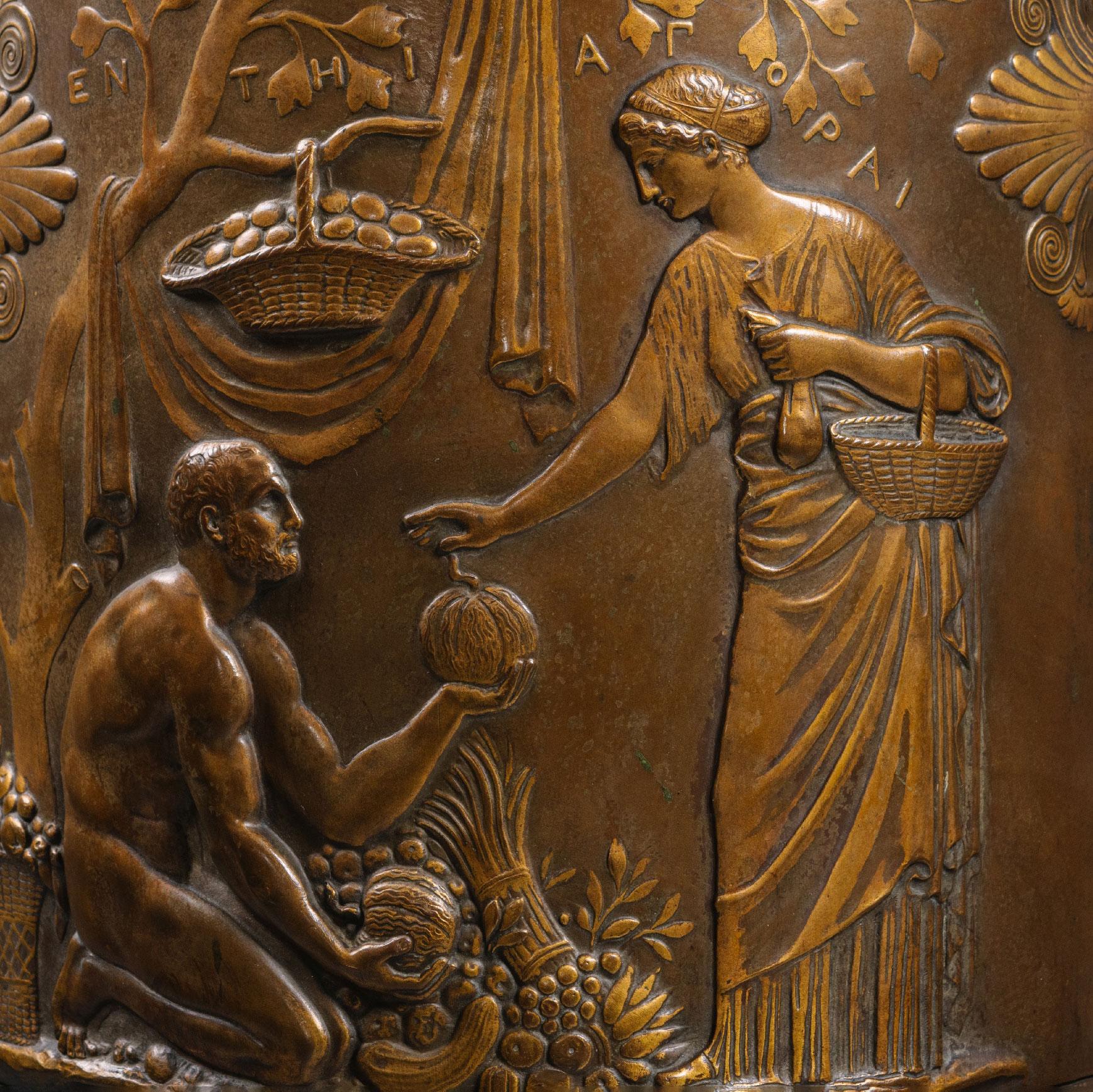 Ein seltenes und großes Paar vergoldeter und patinierter Bronzeamphoren aus dem Neo-Grec. 
Entworfen von Ferdinand Levillain und gegossen von Ferdinand Barbedienne. 

Unterzeichnet 'F. Levillain