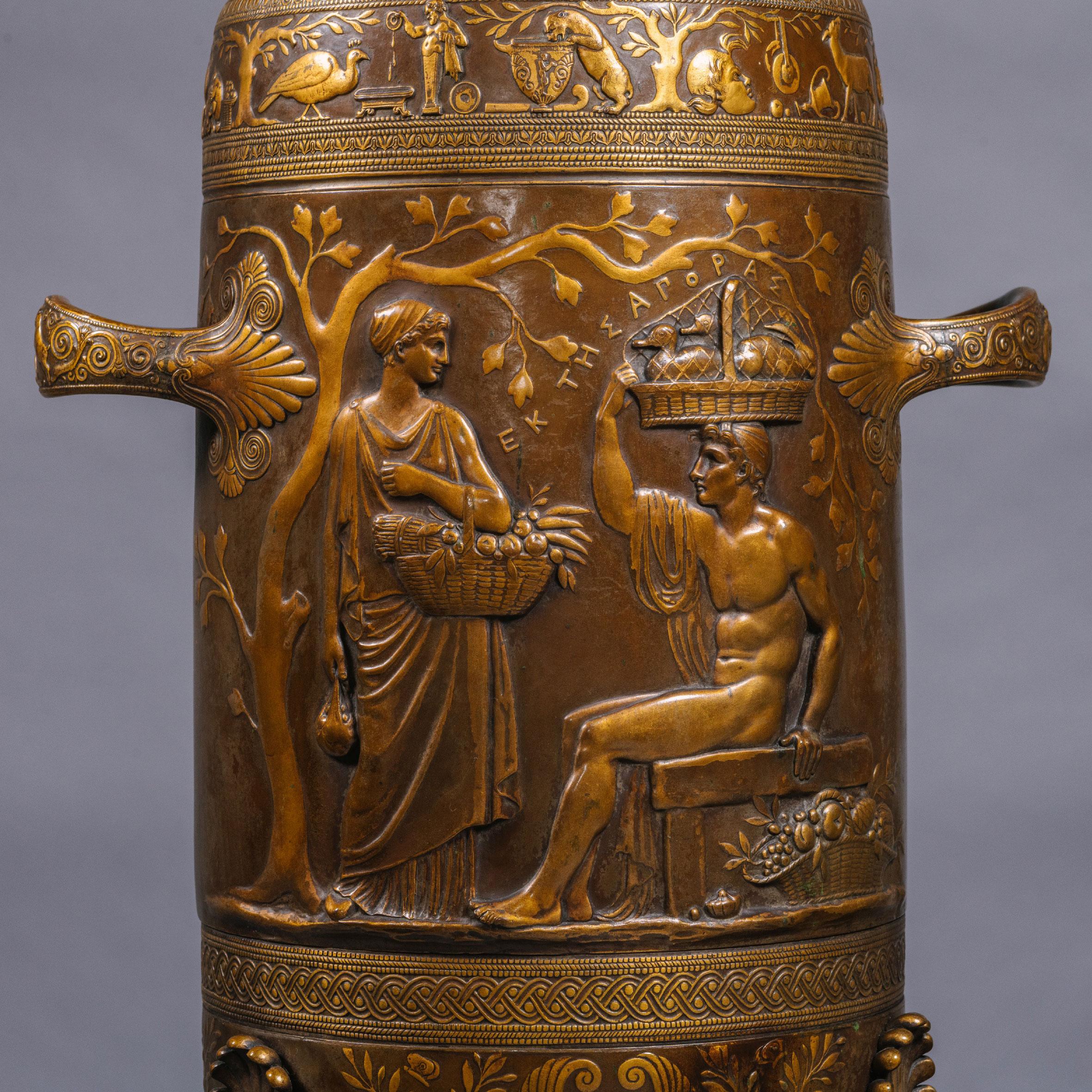 Néoclassique Grande paire de vases Amphora en bronze patiné et doré de style néo-grec en vente