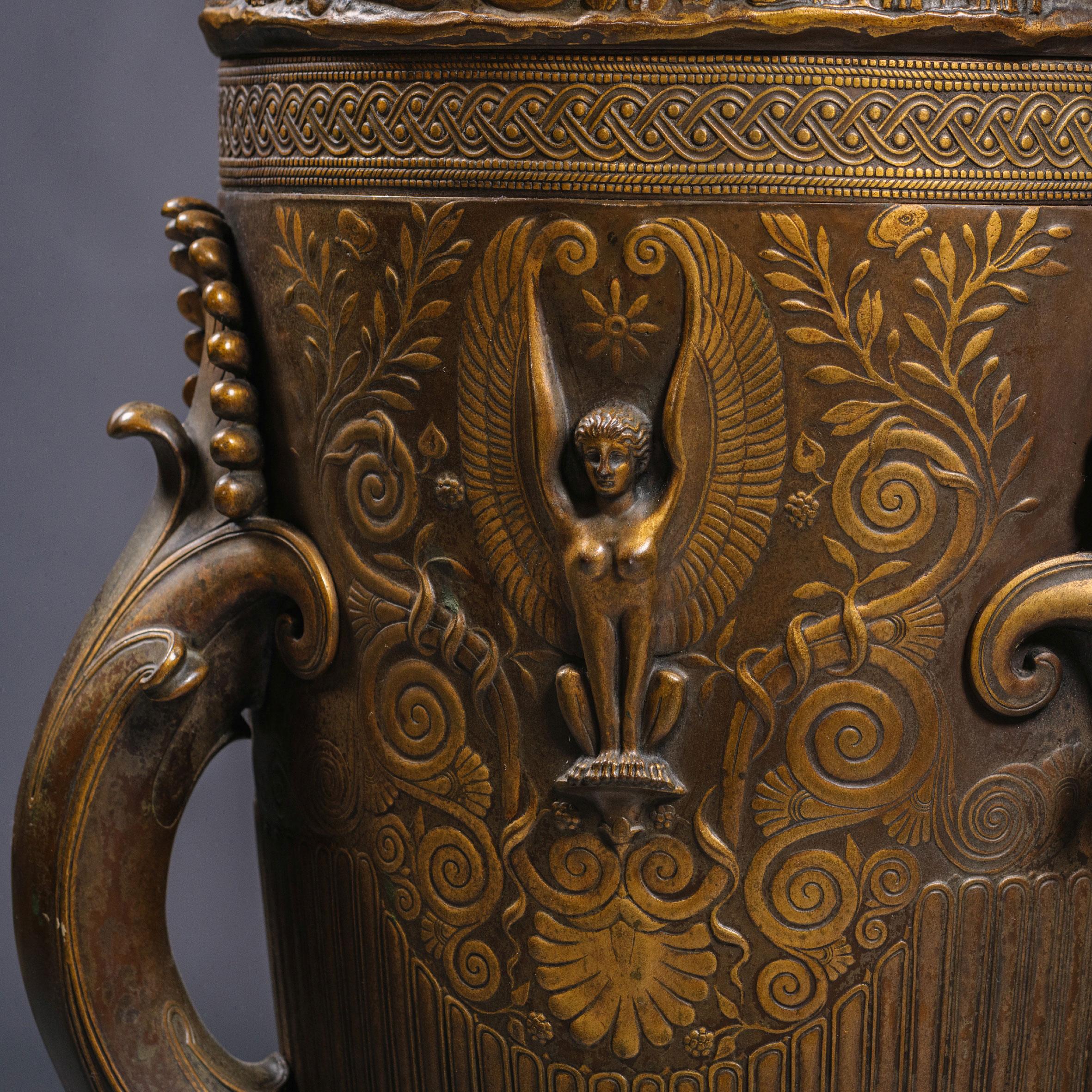 Français Grande paire de vases Amphora en bronze patiné et doré de style néo-grec en vente
