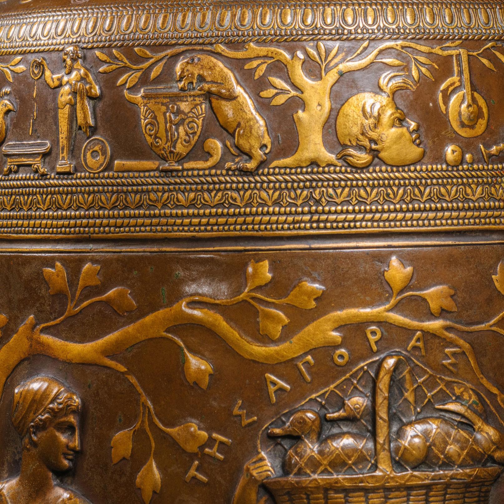 Patiné Grande paire de vases Amphora en bronze patiné et doré de style néo-grec en vente