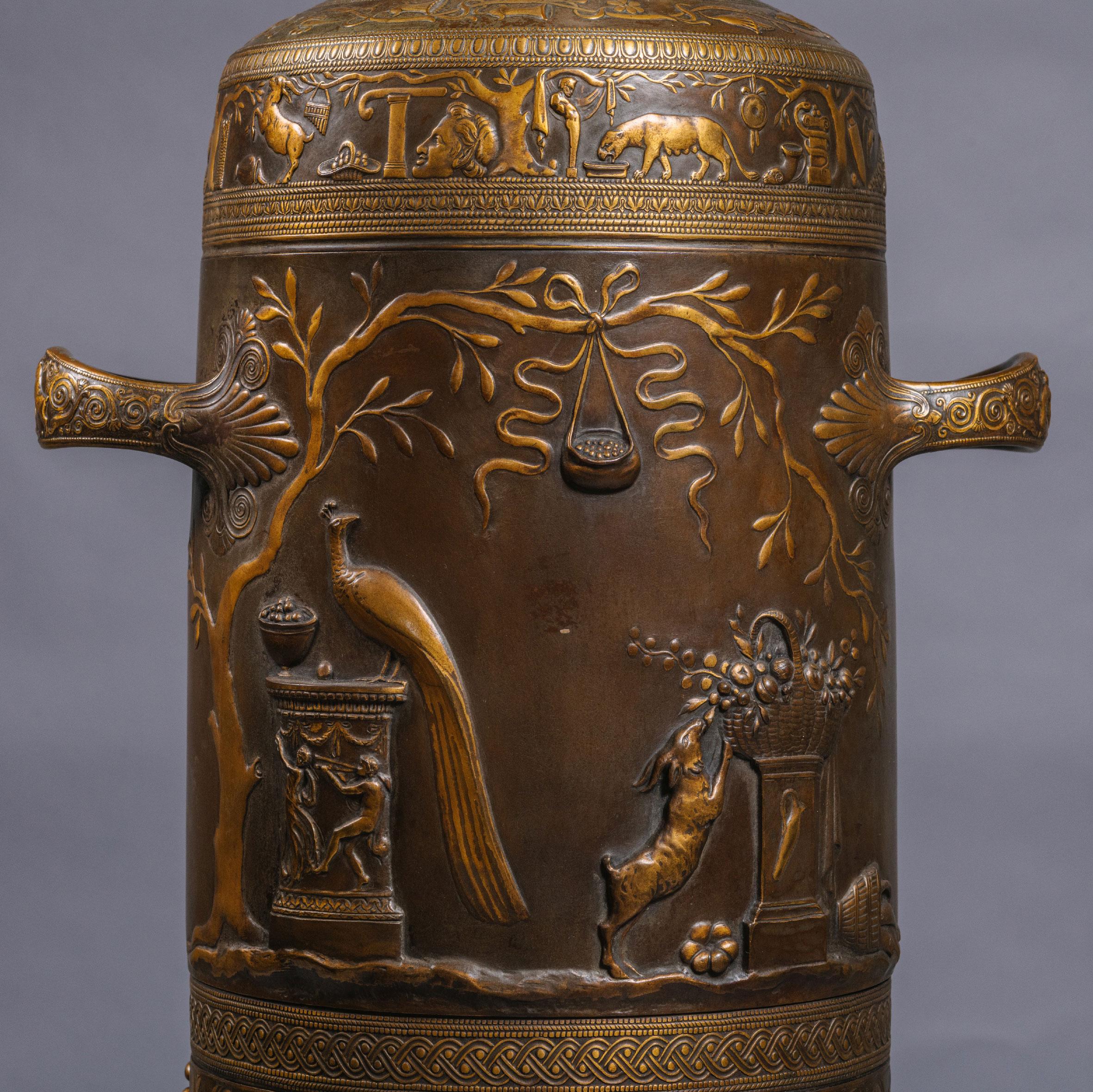 Großes Paar vergoldeter und patinierter Bronze-Amphora-Vasen aus der Neogräzistik im Zustand „Gut“ im Angebot in Brighton, West Sussex