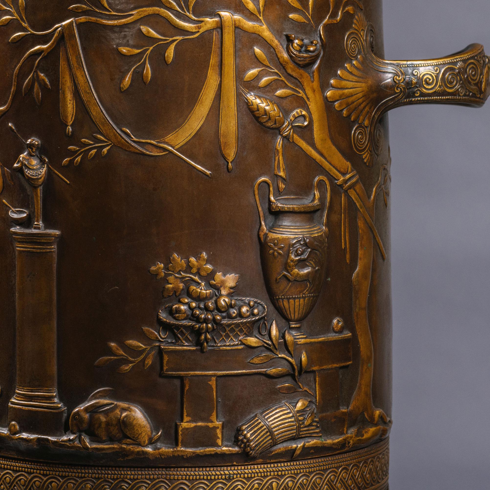 Großes Paar vergoldeter und patinierter Bronze-Amphora-Vasen aus der Neogräzistik (19. Jahrhundert) im Angebot