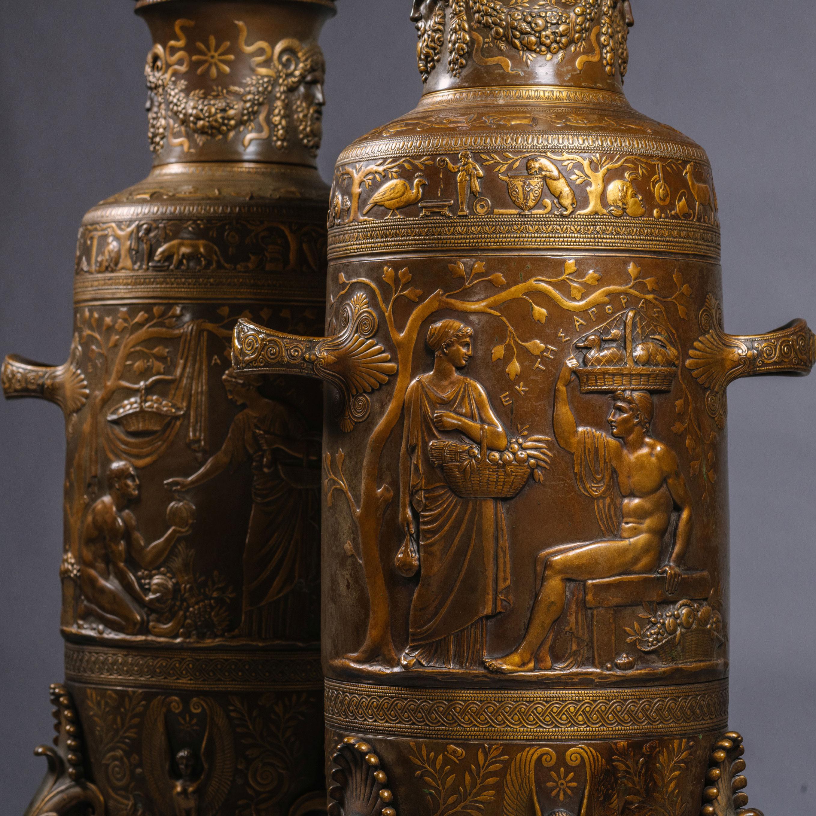 Grande paire de vases Amphora en bronze patiné et doré de style néo-grec en vente 1