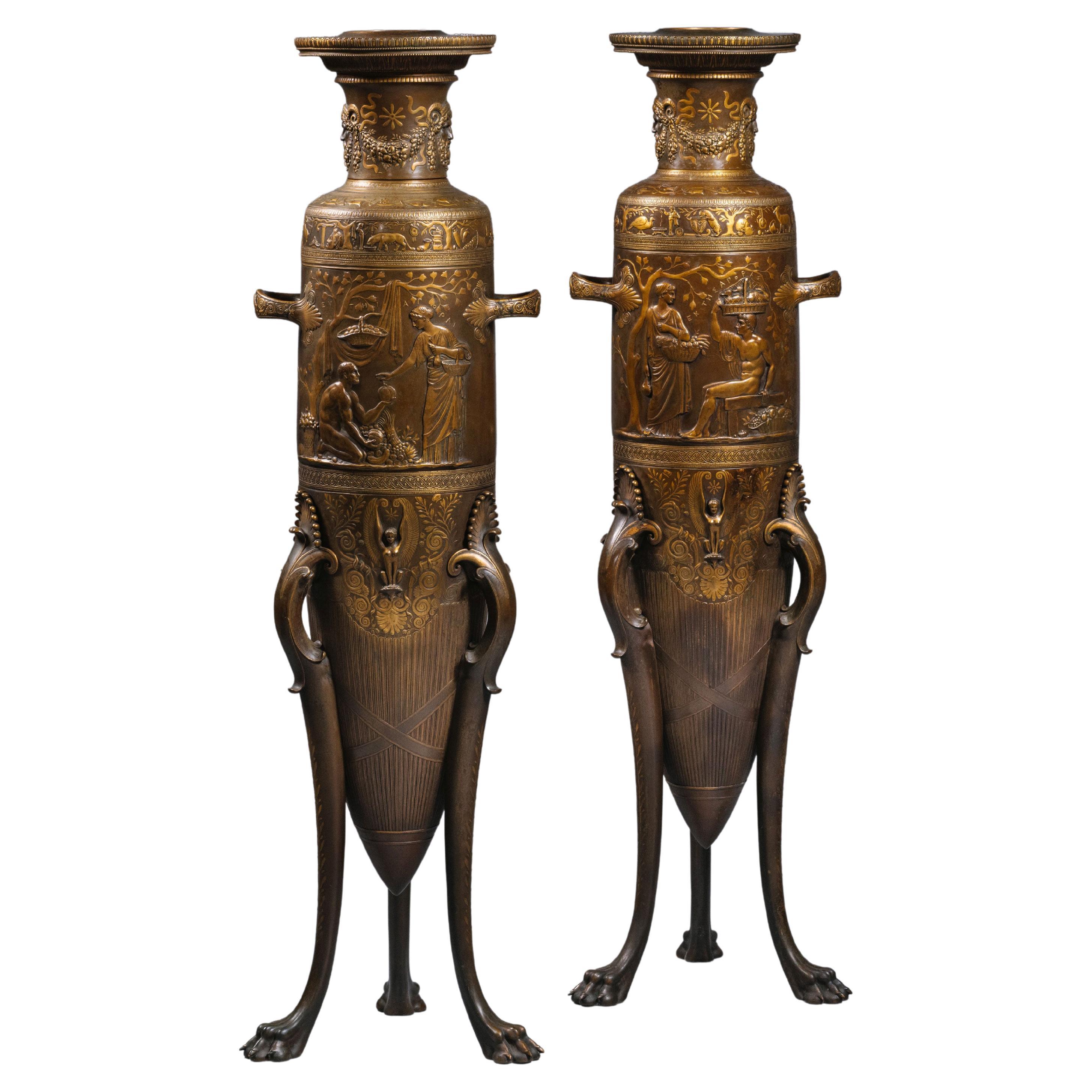 Grande paire de vases Amphora en bronze patiné et doré de style néo-grec