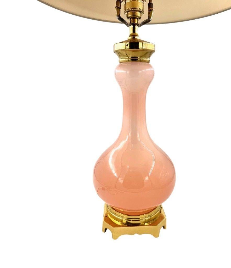 Une paire de grandes lampes Paul Hanson des années 1950 avec des bases en verre opalin Murano rose montées sur des bases en laiton vendues avec un style oriental. Avec des abat-jours originaux attachés avec un finial en laiton massif.   Recâblée