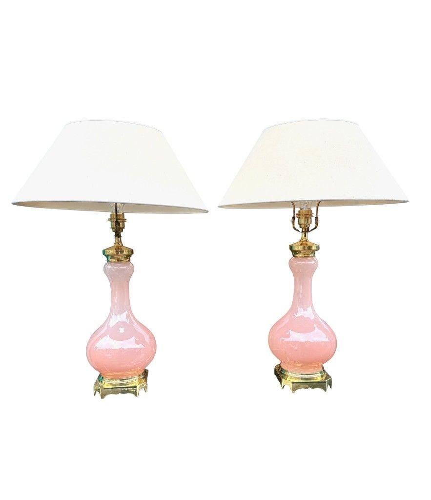 Milieu du XXe siècle Paire de lampes Paul Hanson des années 1950 avec des bases en verre opalin rose de Murano en vente