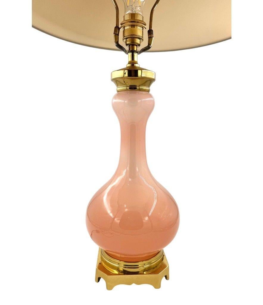 Laiton Paire de lampes Paul Hanson des années 1950 avec des bases en verre opalin rose de Murano en vente