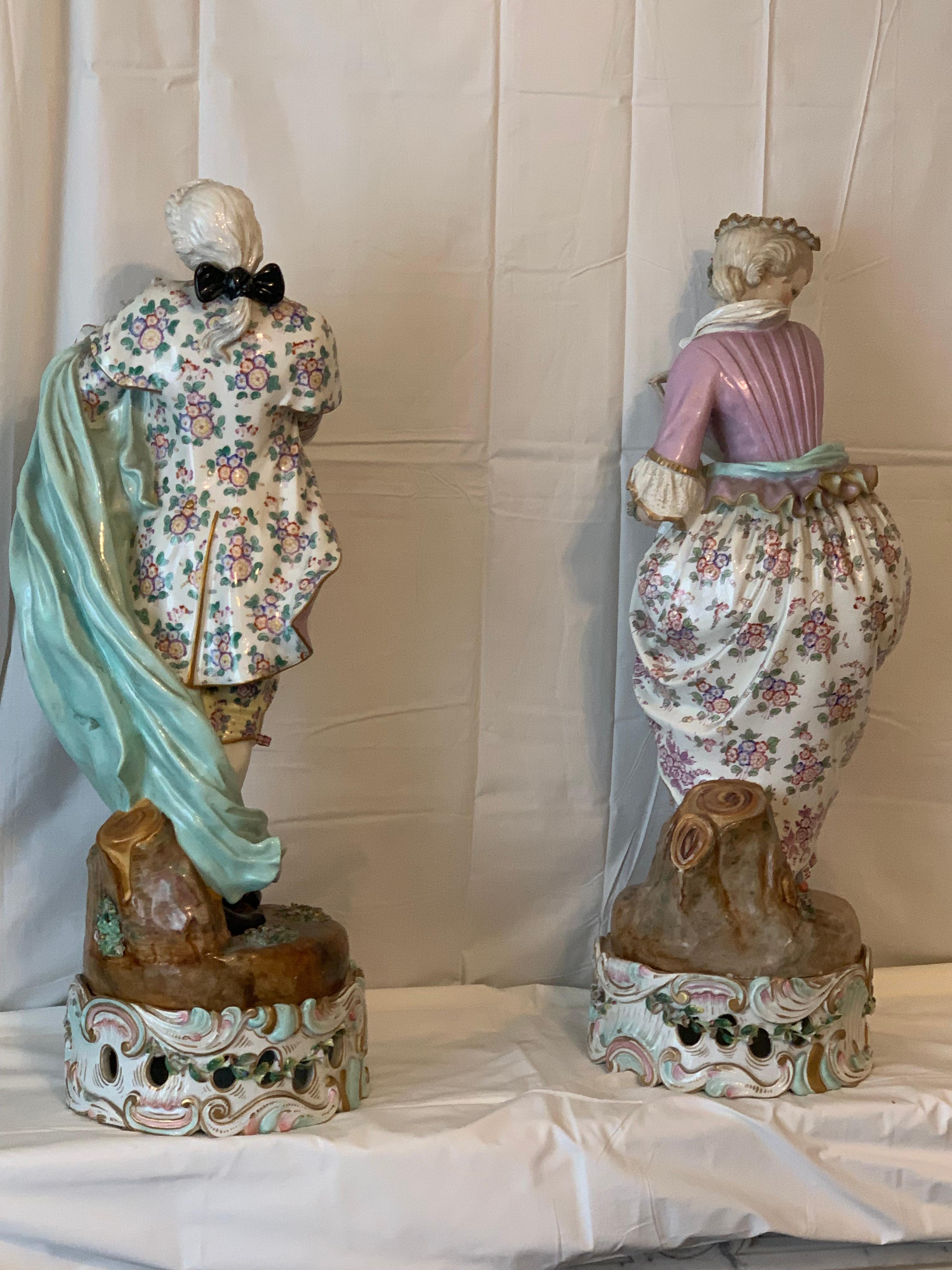 Großes Paar Porzellanfiguren von tanzenden Liebesvögeln im Angebot 5