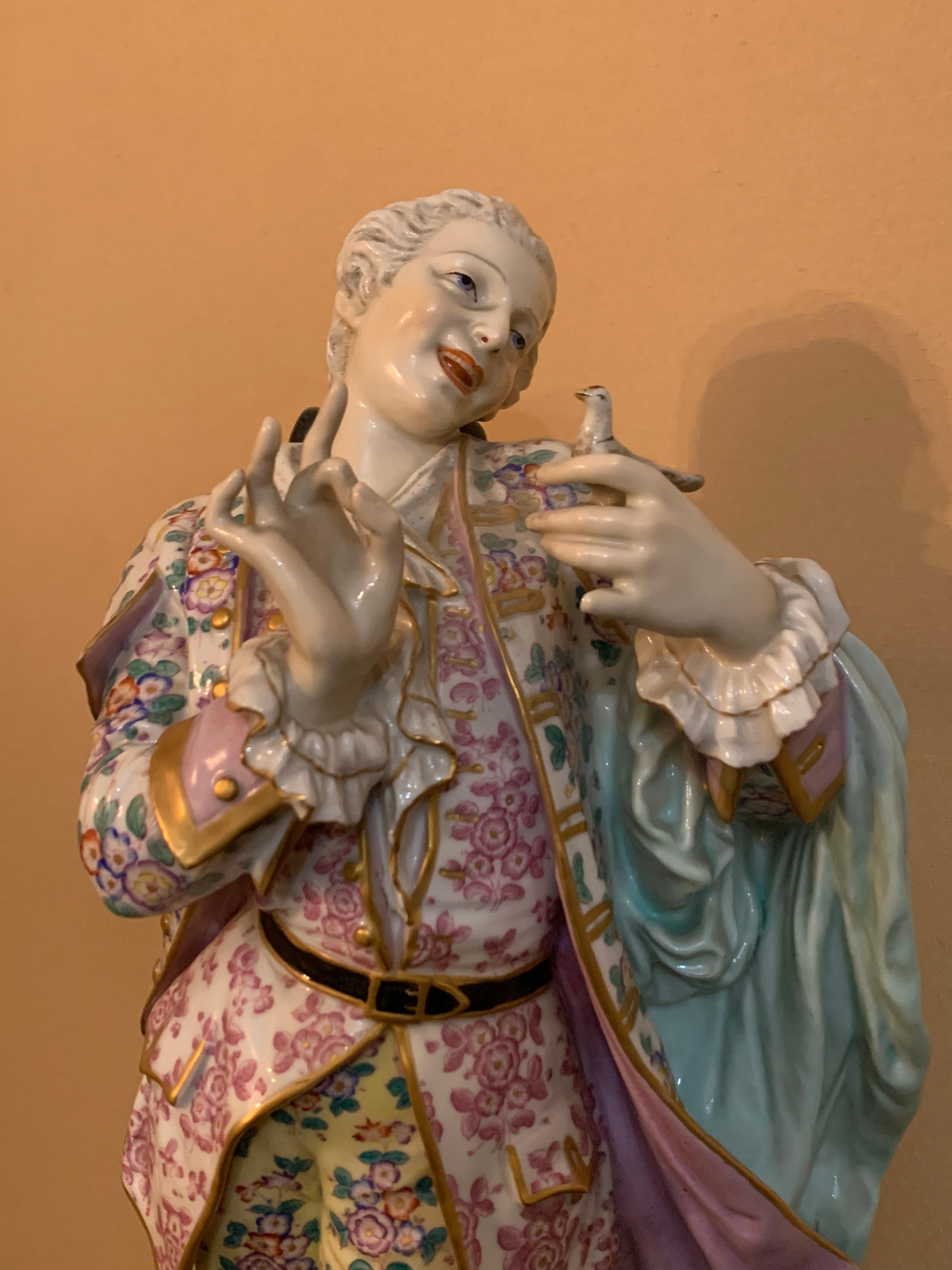 Une belle et grande paire de figures d'amoureux en porcelaine du 19ème siècle. Chaque figurine est magnifiquement décorée et peinte à la main. L'homme porte une belle suite aux couleurs vives, la femme porte une belle robe également aux couleurs