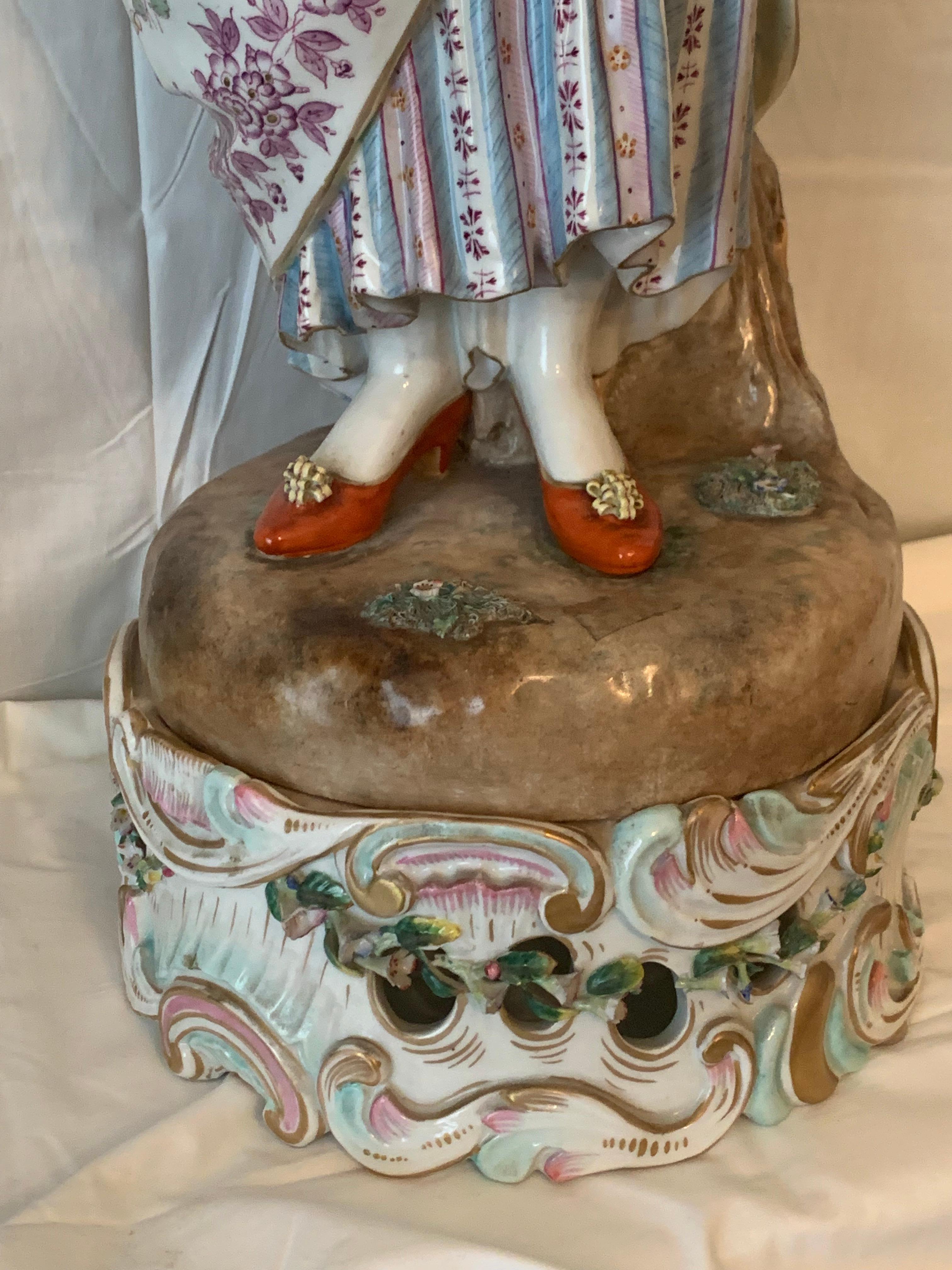 Grande paire de figurines en porcelaine représentant des amoureux chantant en vente 1