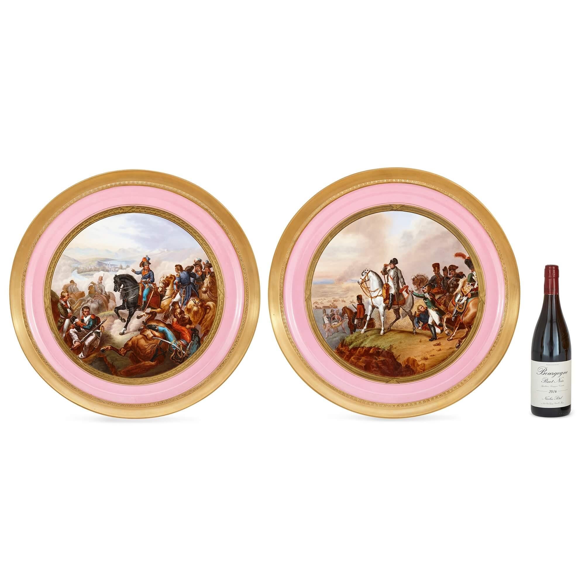 Une grande paire de assiettes de présentation en porcelaine peinte de style napoléonien en vente 4
