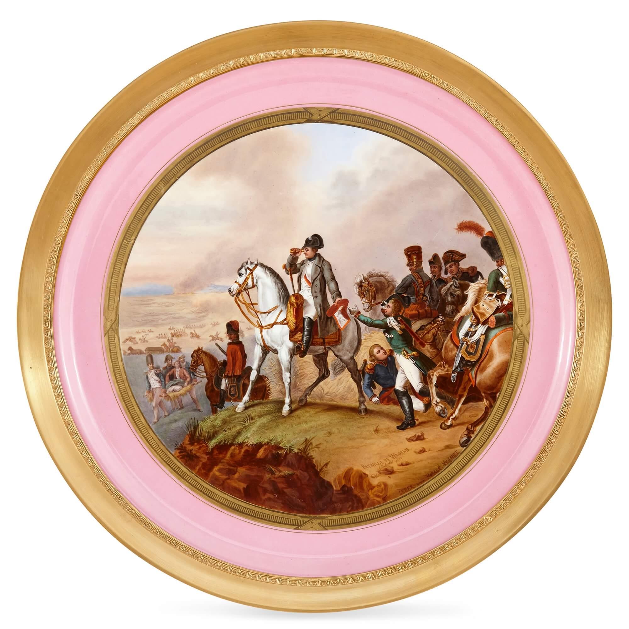 Empire Une grande paire de assiettes de présentation en porcelaine peinte de style napoléonien en vente