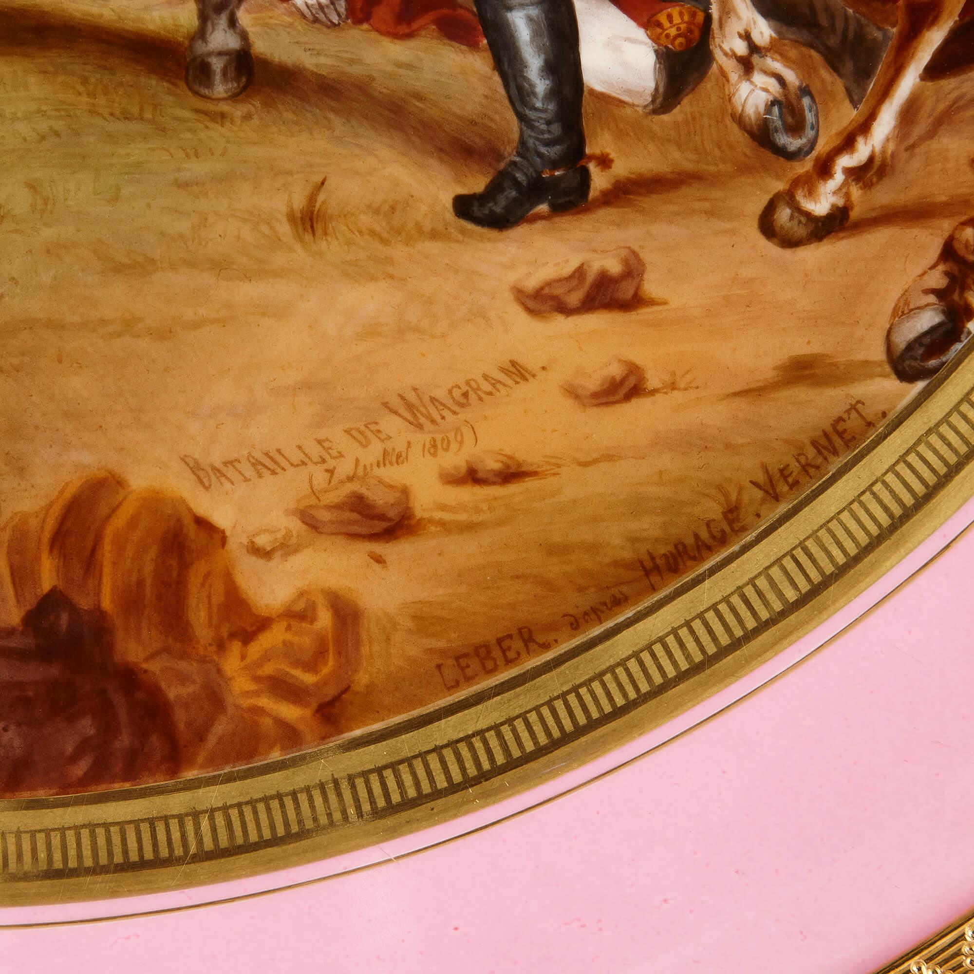 Une grande paire de assiettes de présentation en porcelaine peinte de style napoléonien en vente 1