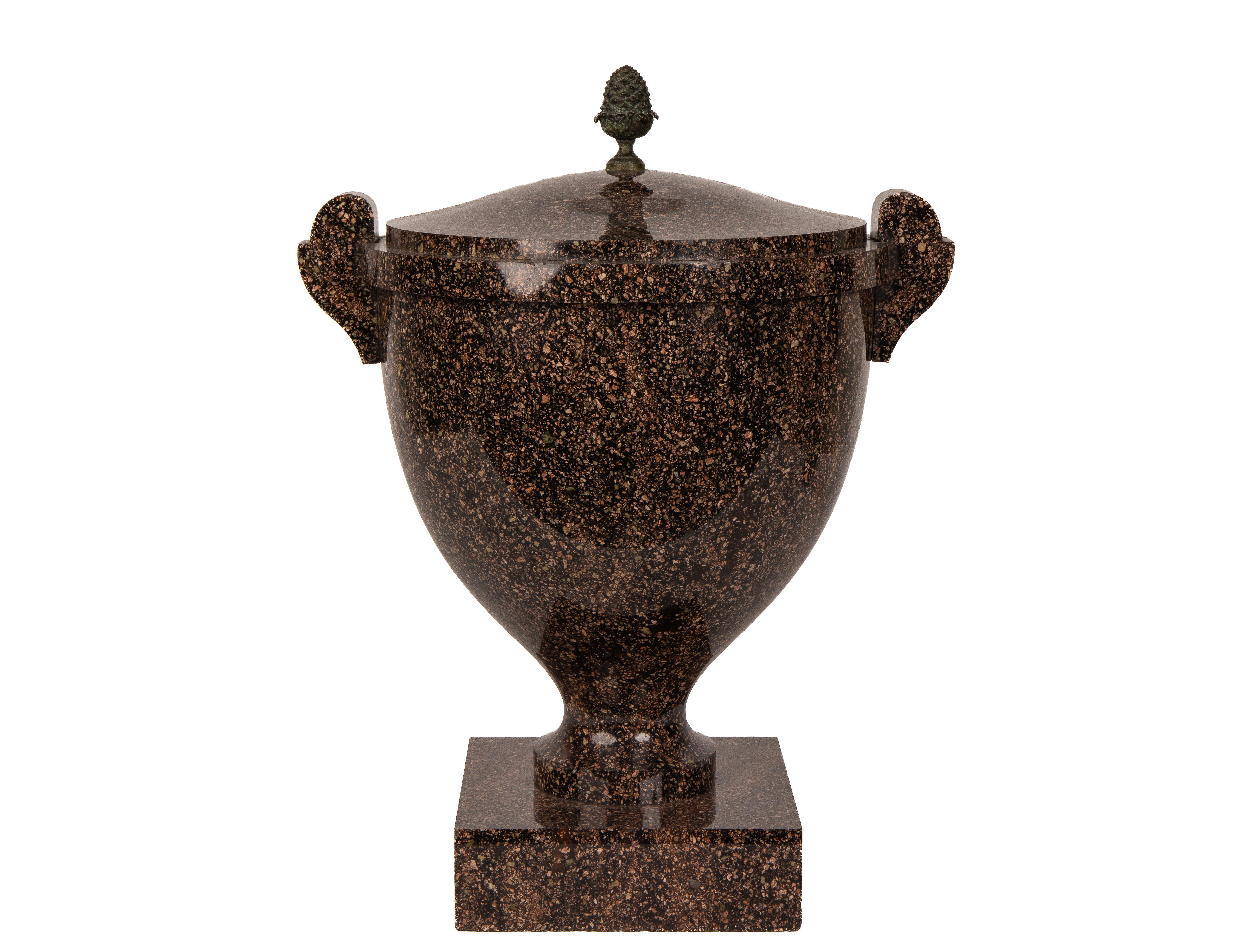 Ein großes Paar schwedischer neoklassizistischer Blyberg-Porphyr-Vasen und Deckel, frühes 19. Jahrhundert, auf quadratischen Sockeln, mit bronzenen Ananas-Finials an den Deckeln.

Diese majestätischen Vasen aus massivem Porphyrgestein sind