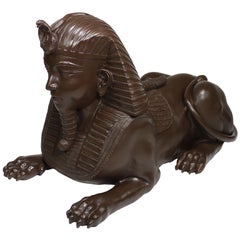 Una grande coppia di sfingi egiziane d'epoca in ottone patinato