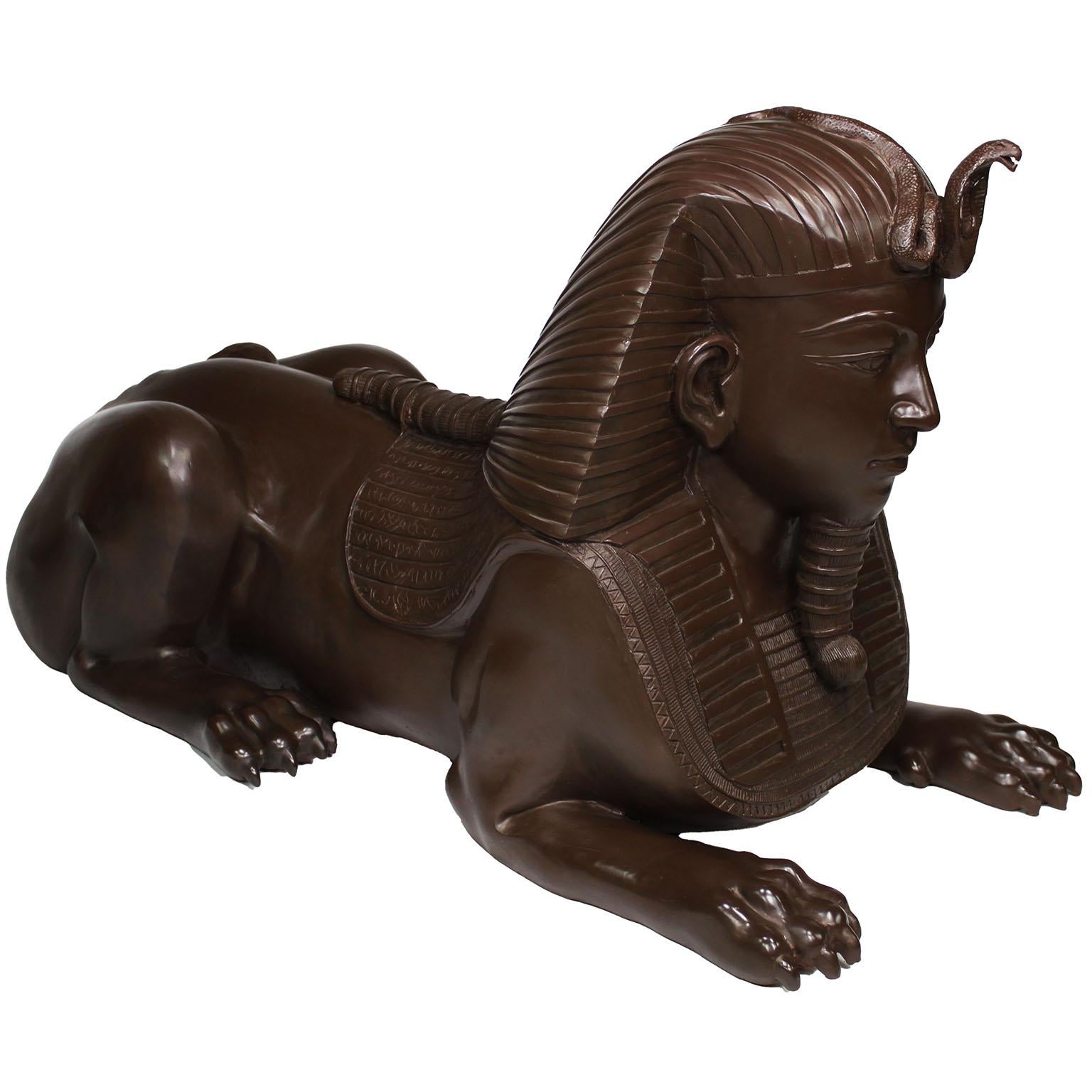 Patiné Paire de sphinx en laiton patiné d'époque Revive égyptienne en vente