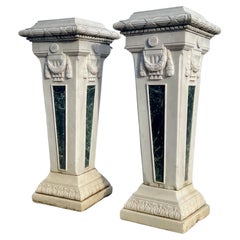 Una grande coppia di piedistalli statuari in marmo bianco con intarsio verde 