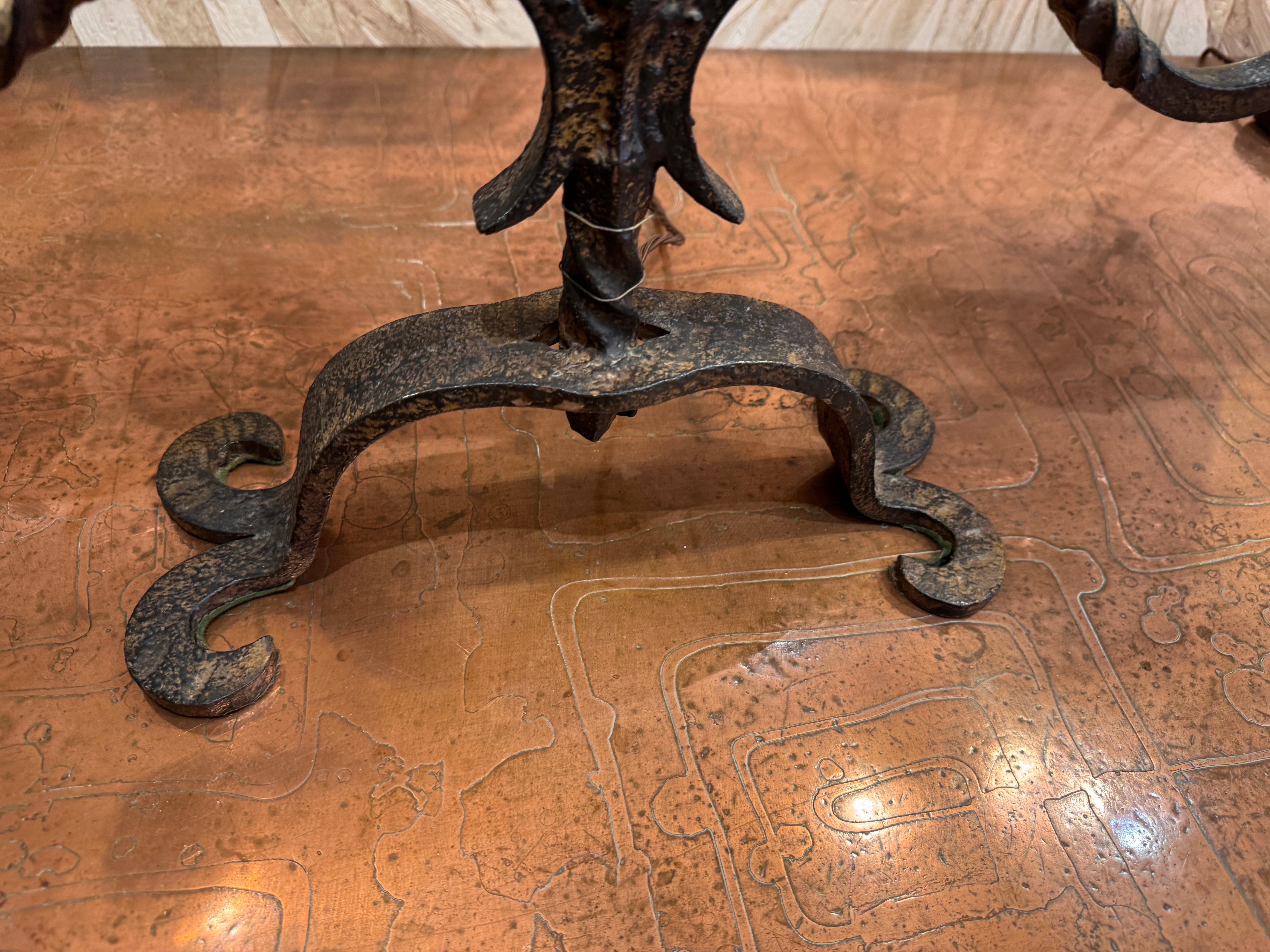 Un gran par de lámparas de mesa candelabro de hierro forjado con pantallas de cobre Francés en venta